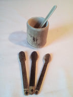 Petite cuillere en bambou noir artisanale de 11 cm estampillée d'une croix