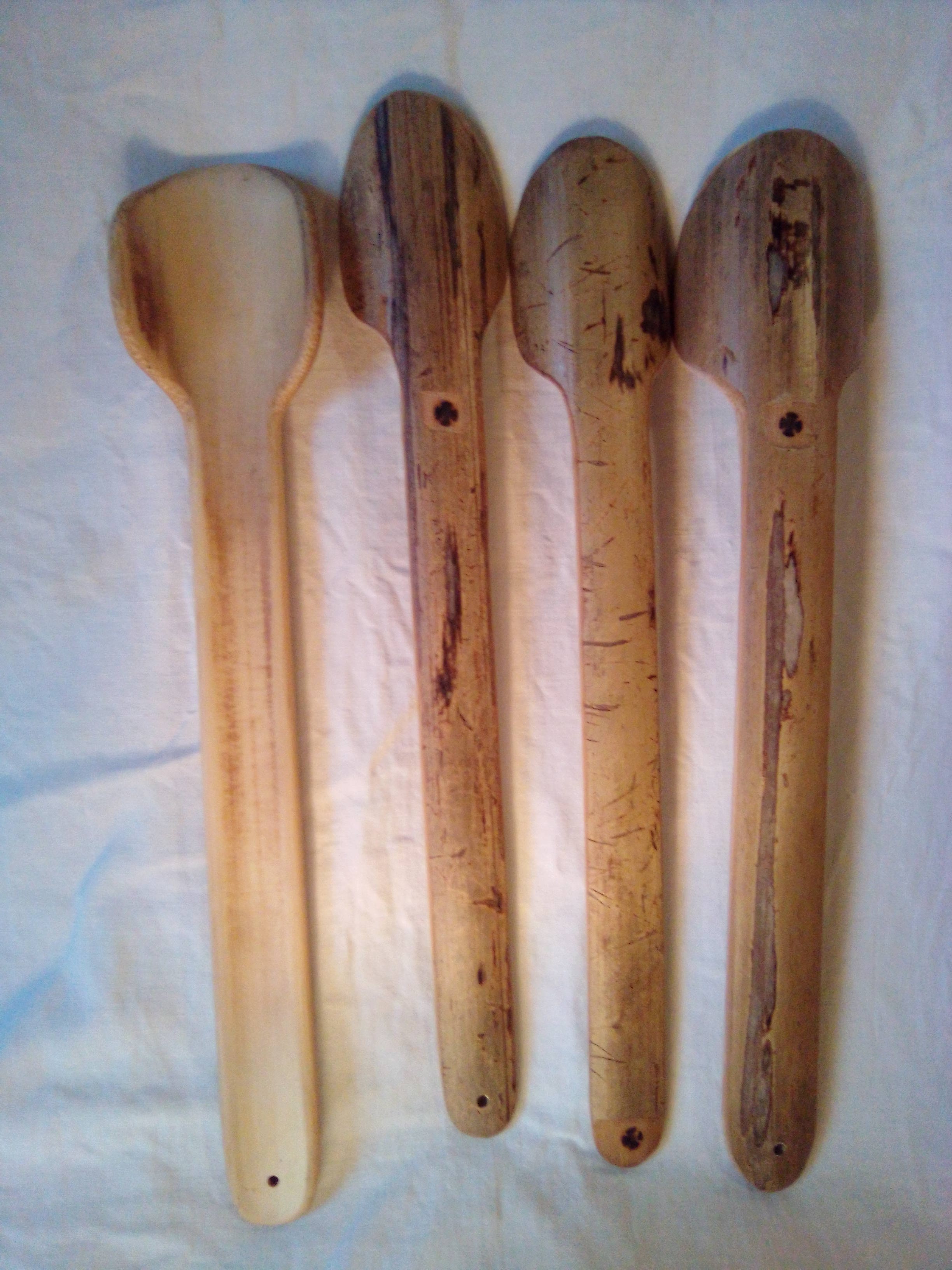 Cuillère en bambou vert artisanale de 27 cm, naturellement dessinée et son estampille en croix