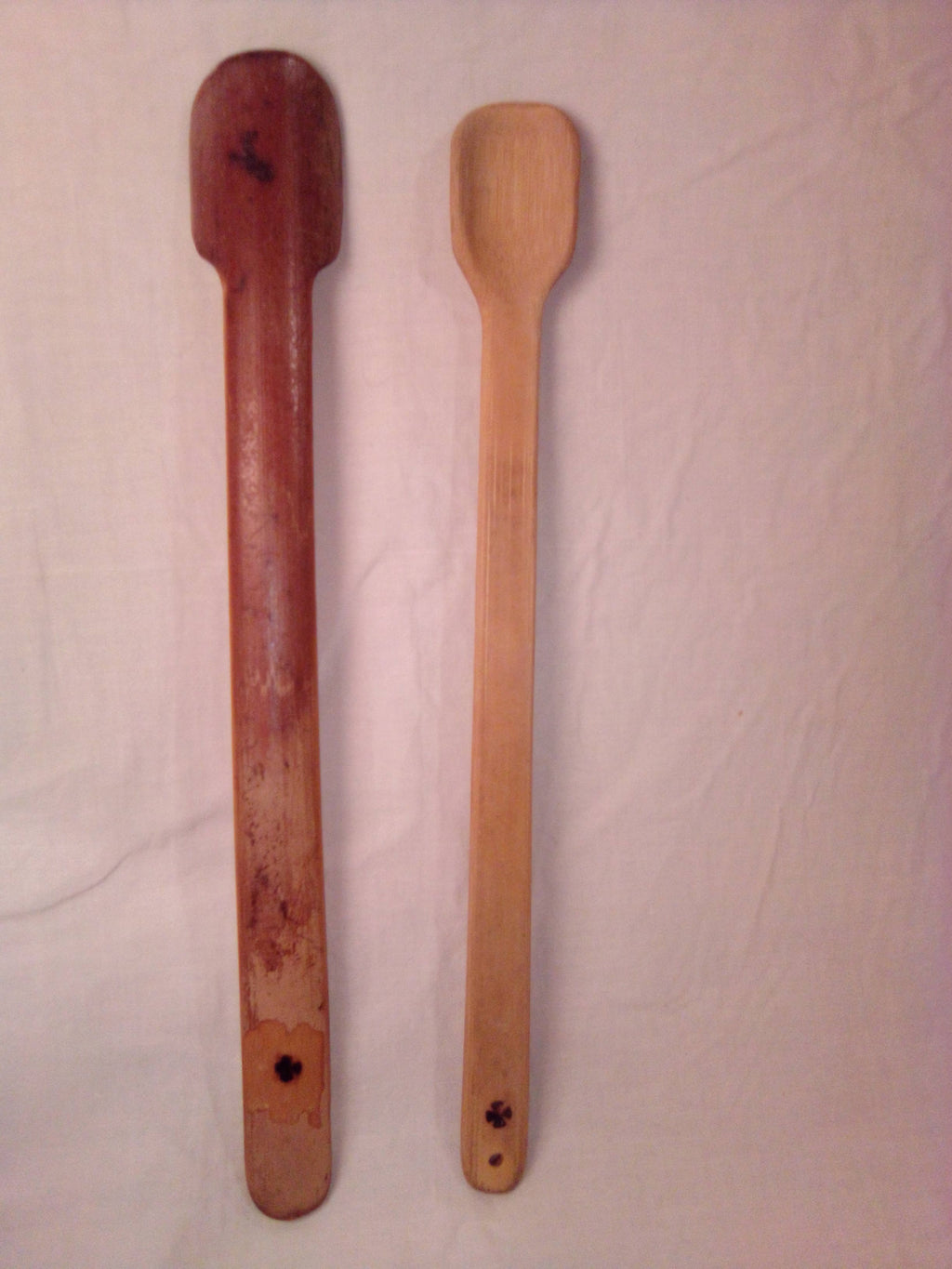 Cuillère en bambou vert de 25 cm estampille en croix couleur pourpre