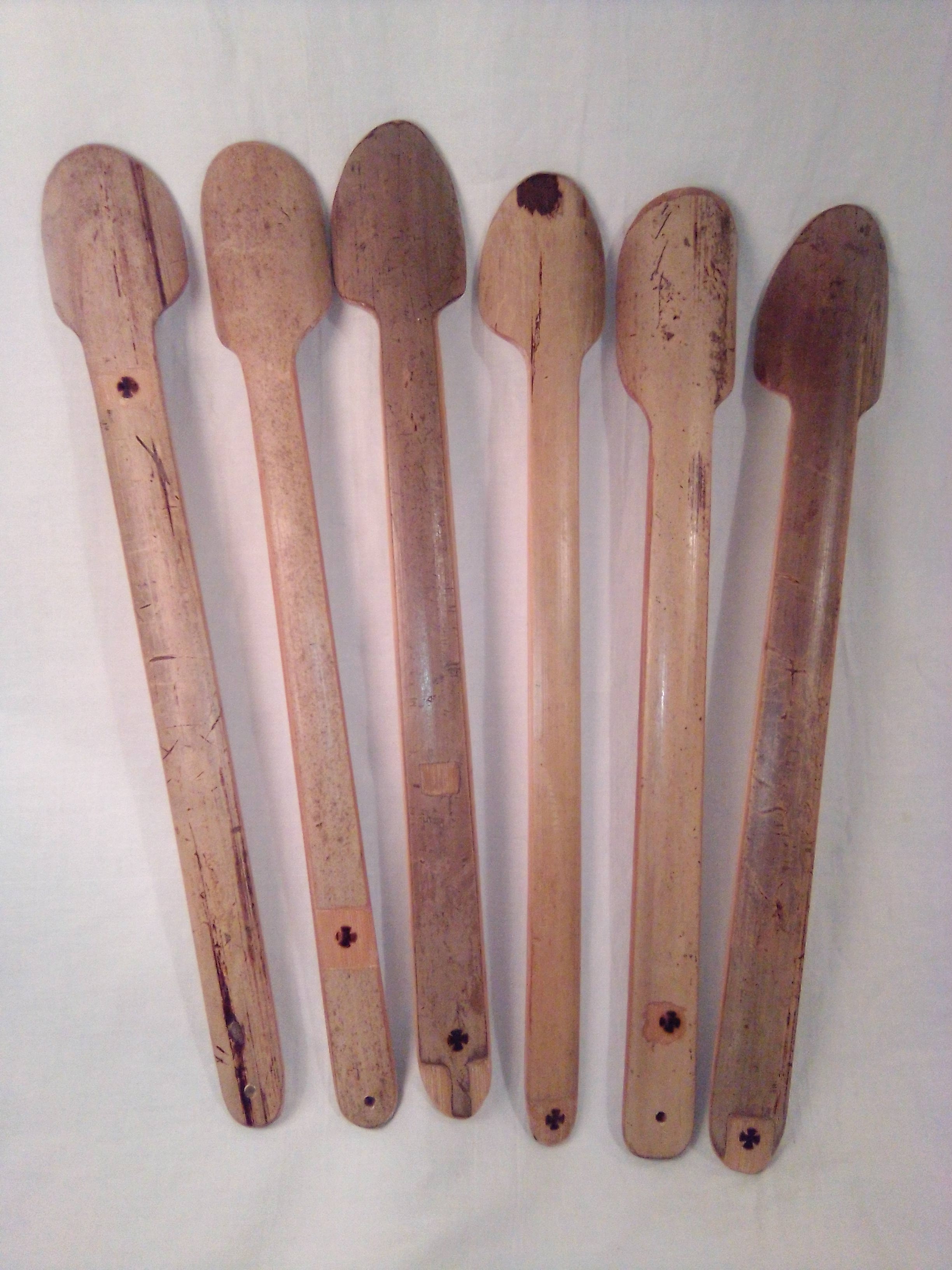 Cuillère artisanale en bambou  vert de 28 cm naturellement dessinée et son estampille en croix