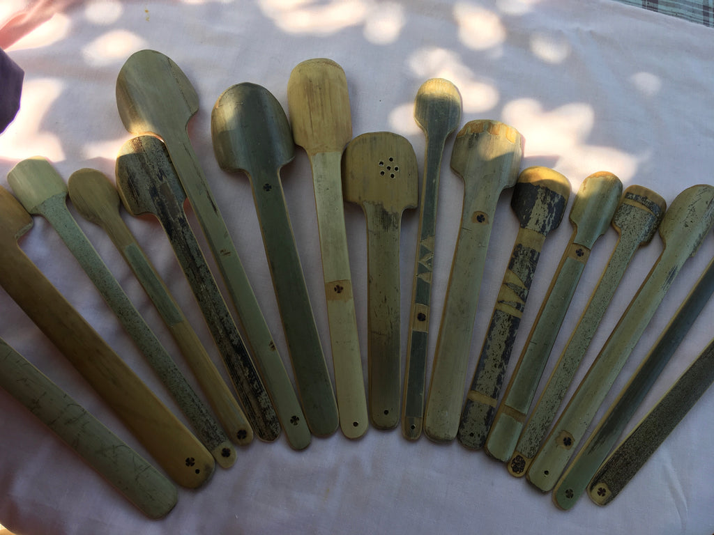 Cuillères à touiler en bambou noir ou vert artisanales 15-35 cm