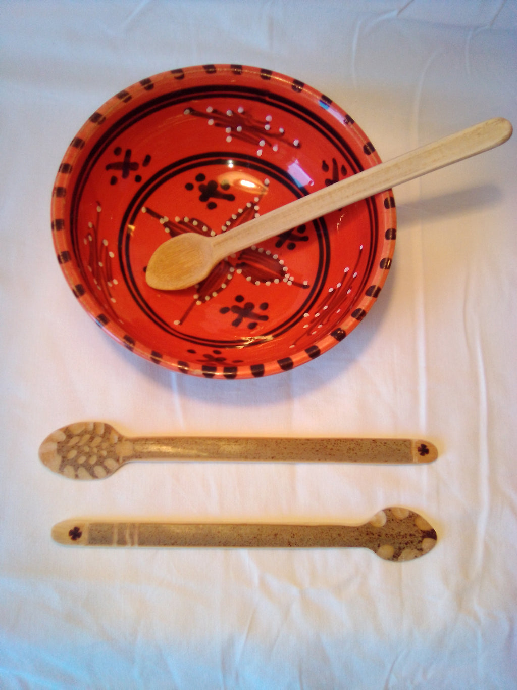 Fine cuillère à soupe en bambou vert artisanale de 19 cm, dessin coccinelle, estampillée d'une  croix