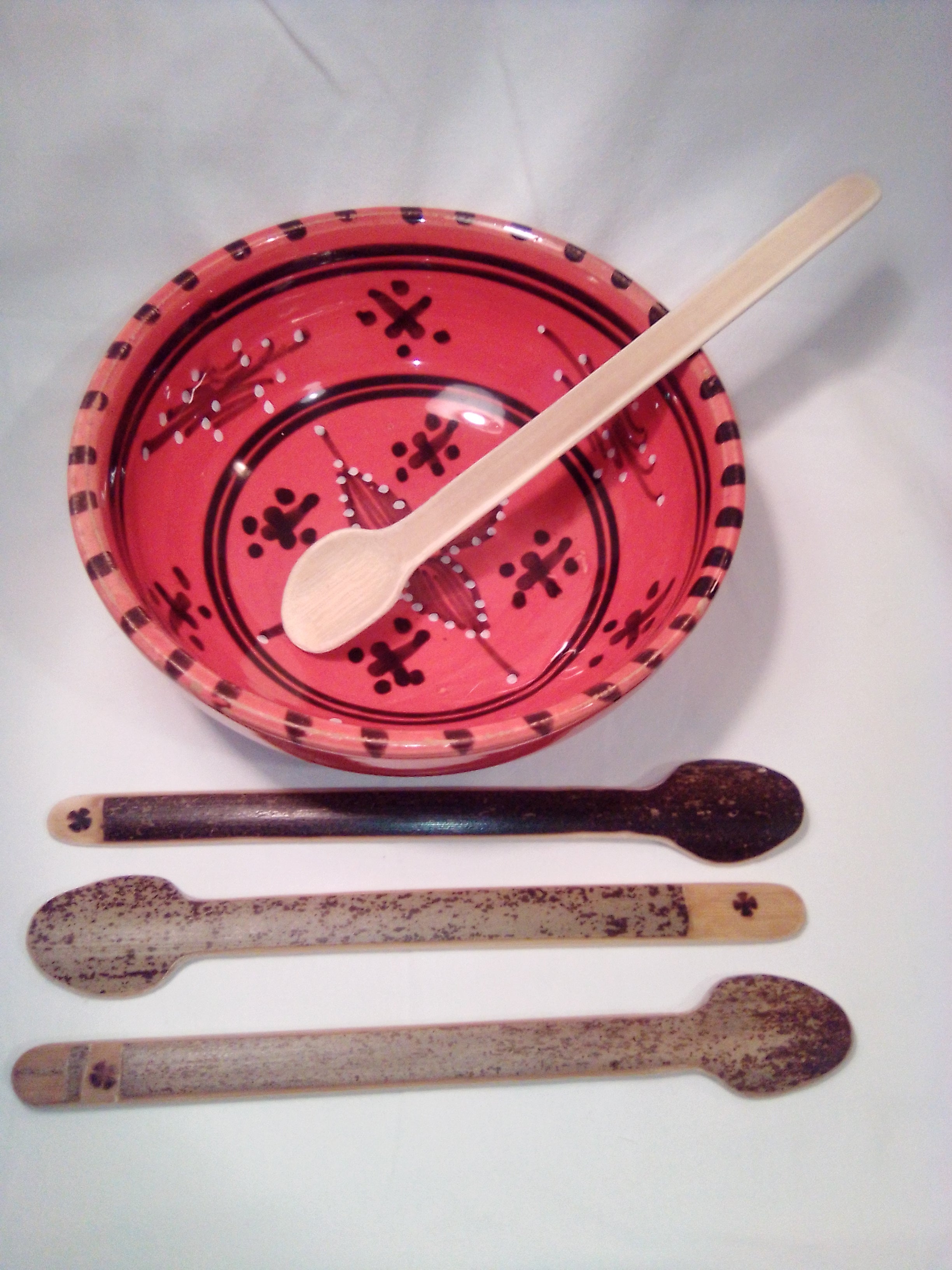 Fine cuillère à soupe en bambou noir artisanale de 18 cm, estampillée d'une croix