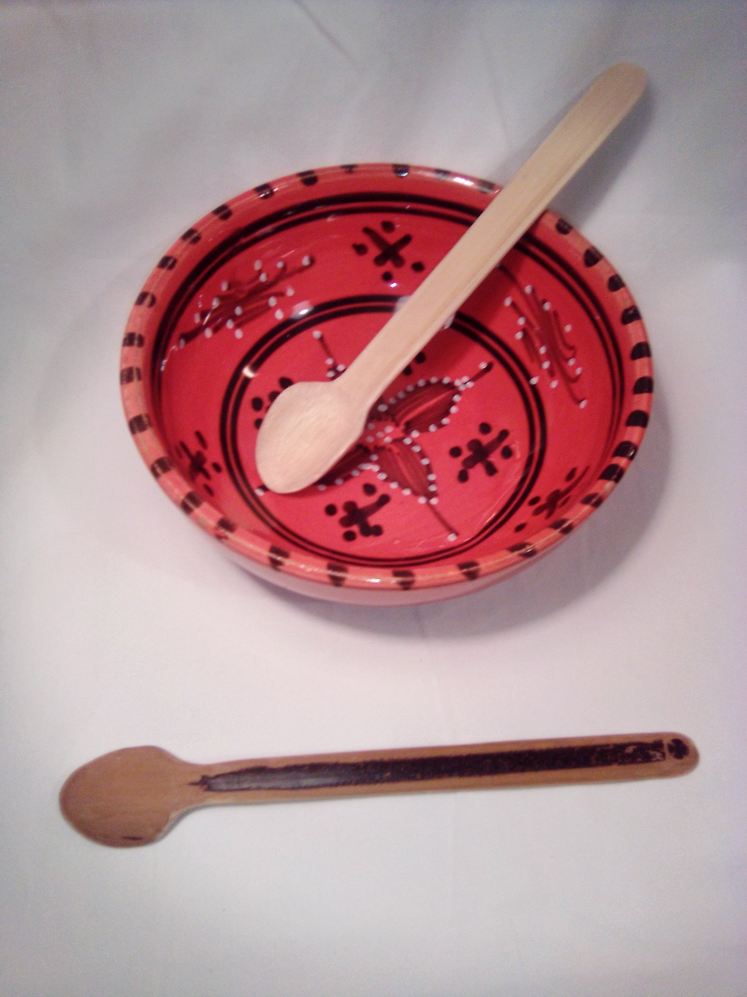 Fine cuillère à soupe en bambou noir artisanale de 18 cm, tête pelée, estampillée d'une croix