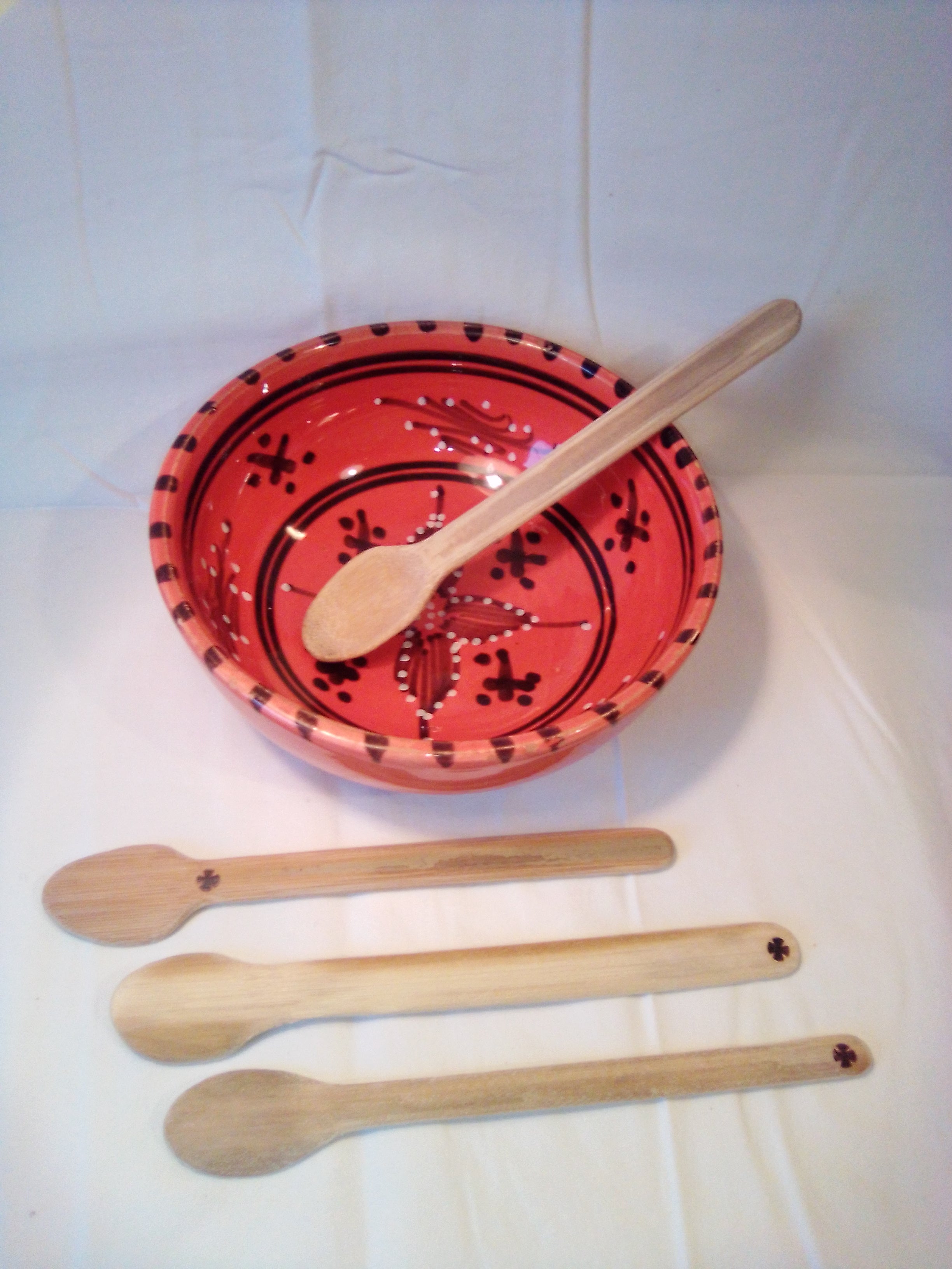 Fine cuillère à soupe en bambou vert, artisanale de 17 cm, pelée, estampillée d'une croix