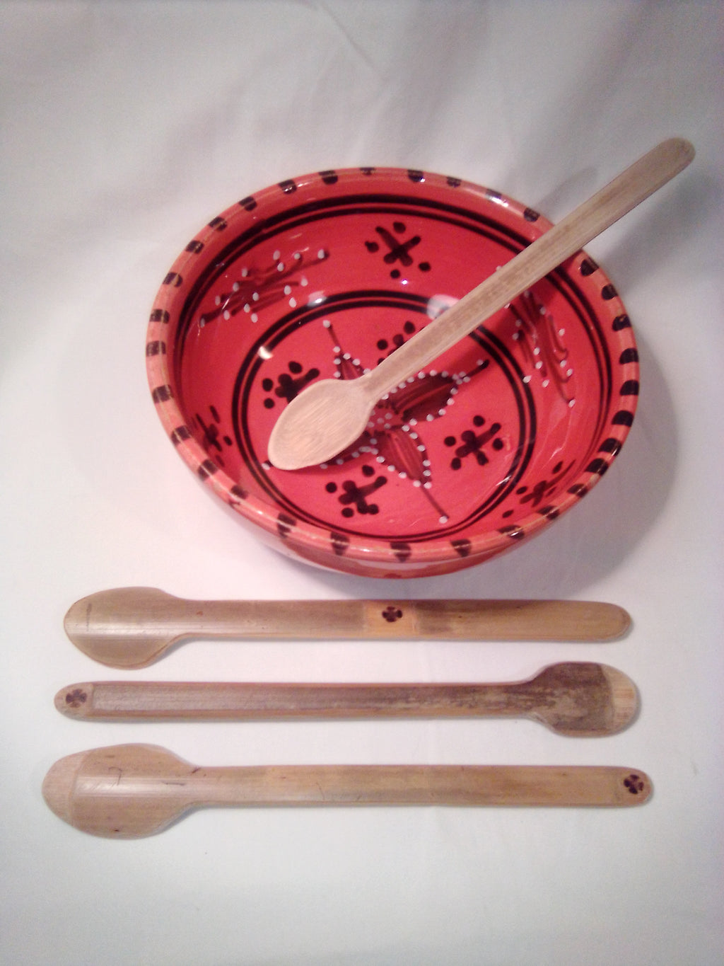 Fine cuillère à soupe en bambou vert artisanale de 18 cm, estampillée d'une croix