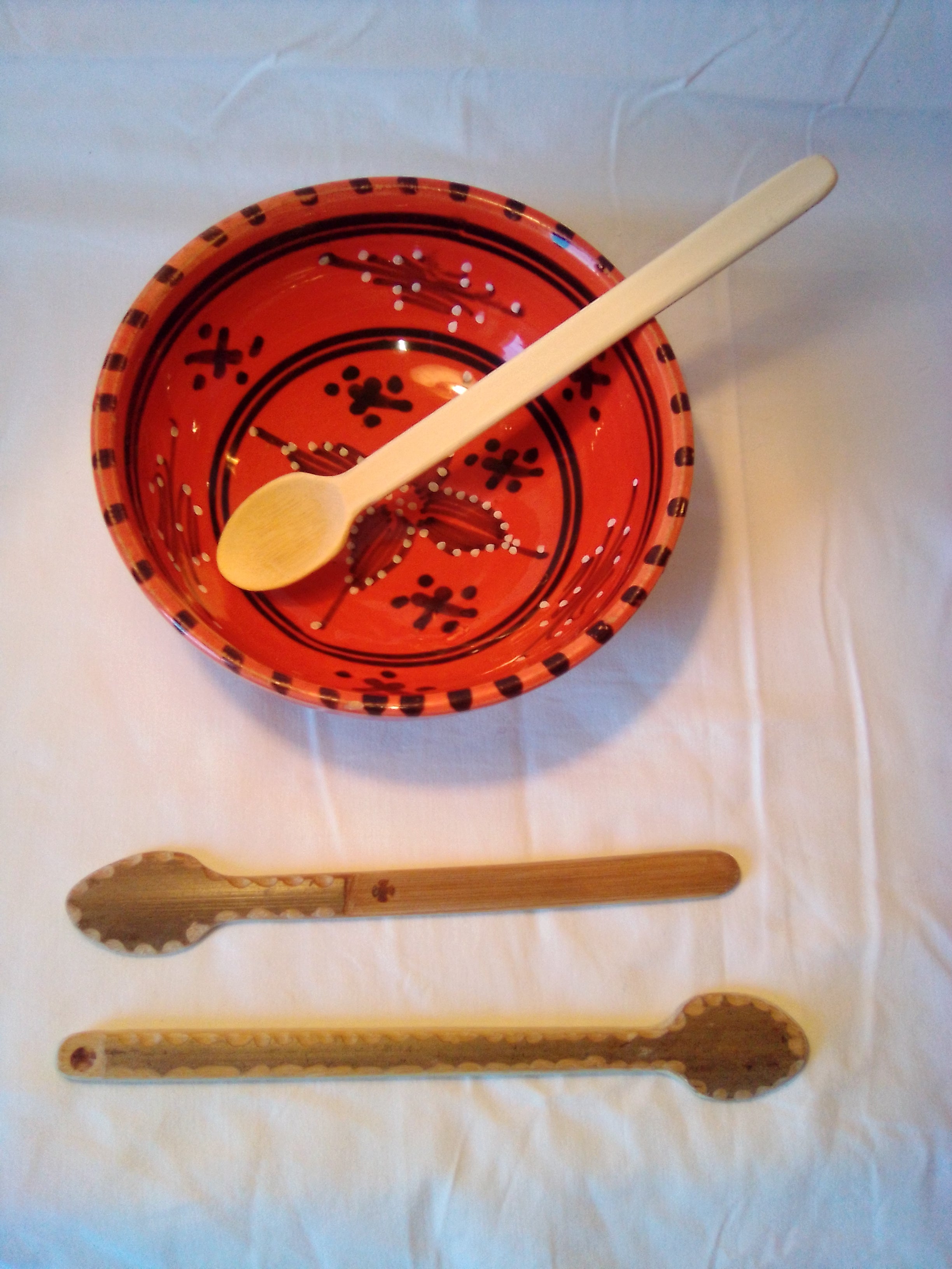 Fine cuillère  soupe en bambou vert artisanale de 19 cm, dessin dentelle, estampillée dune croix