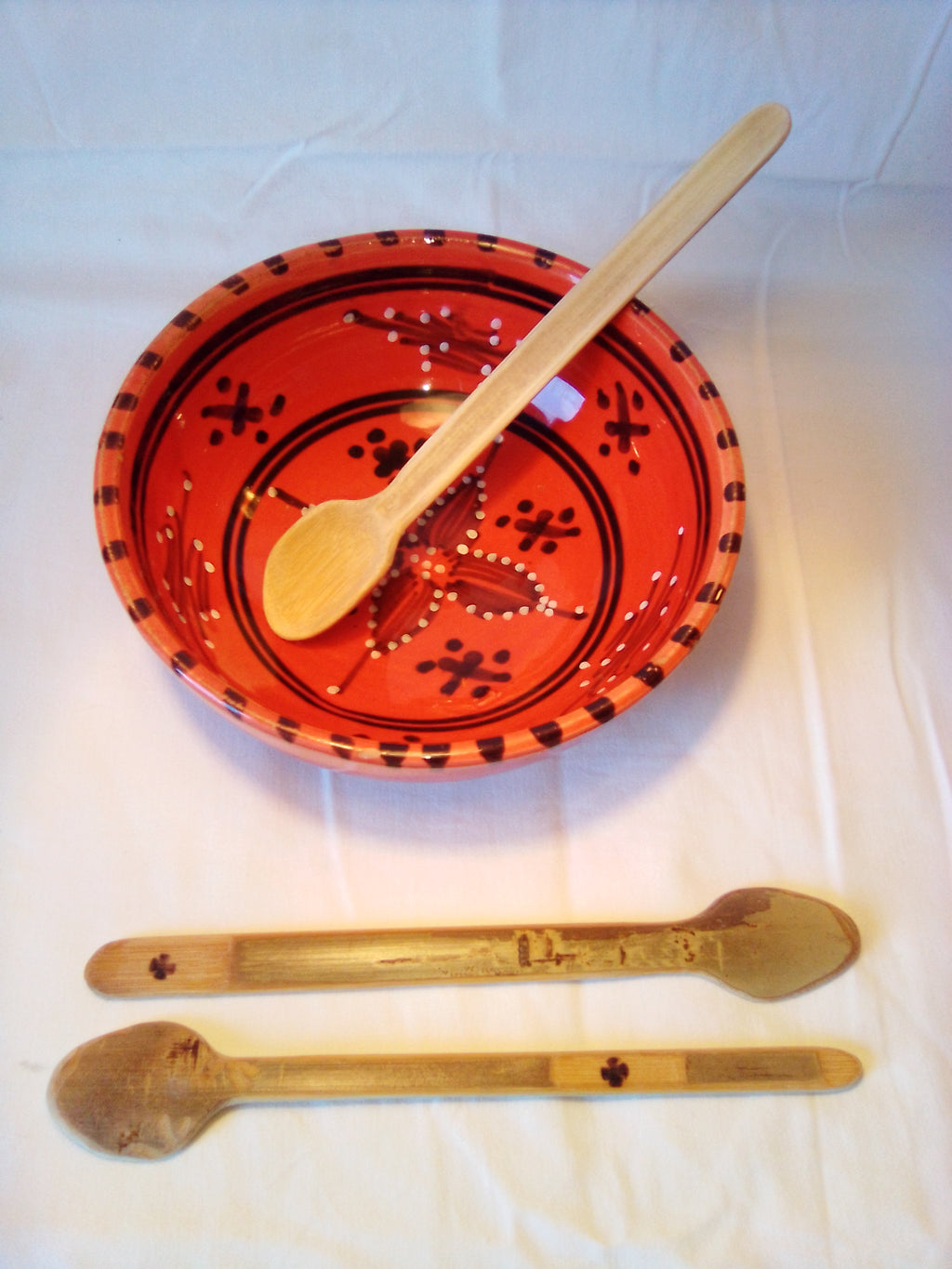 Fine cuillère à soupe en bambou vert artisanale de 19 cm, naturellemet dessinée, estampillée d'une croix, corps pelé