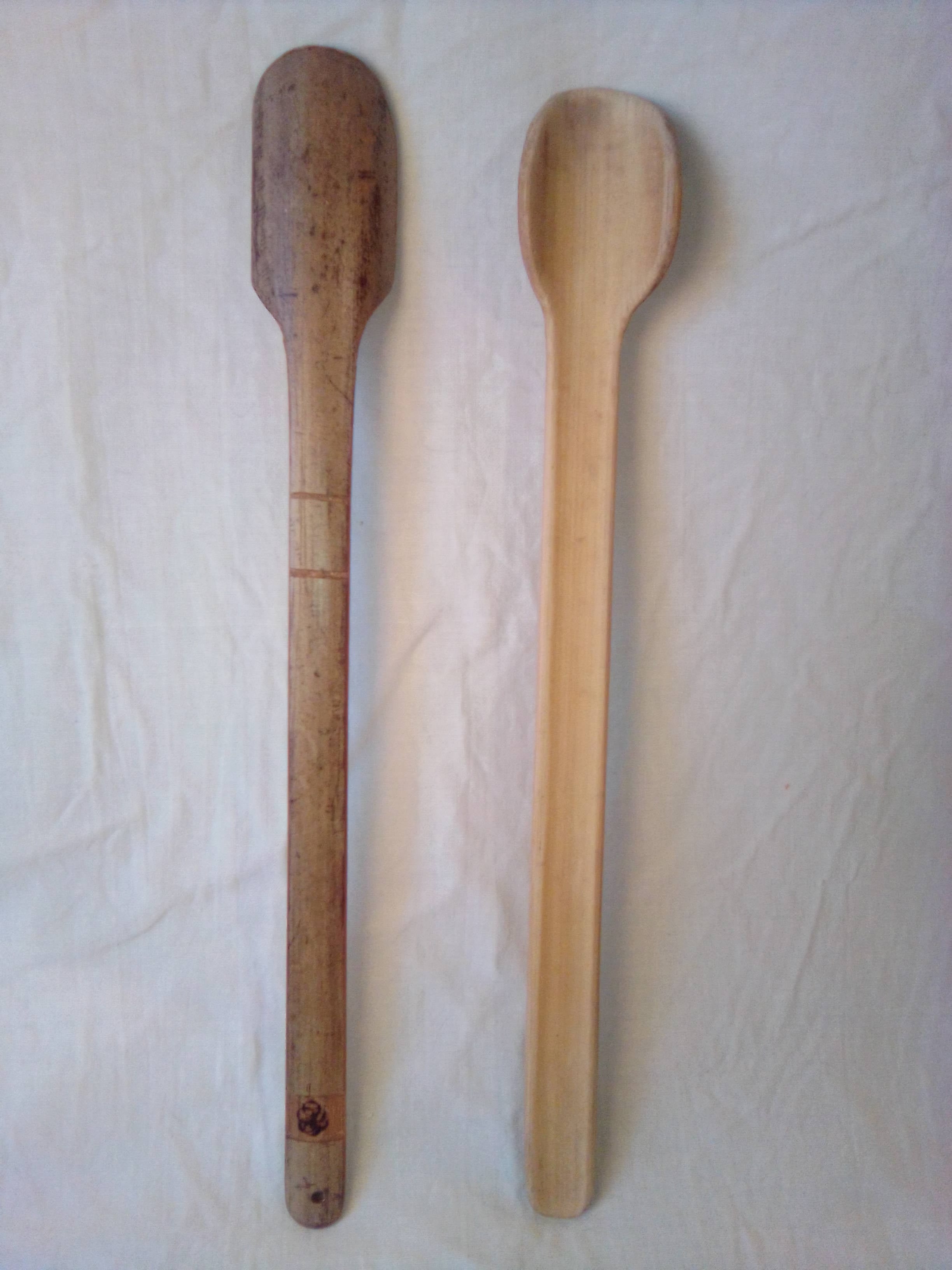 Fine cuillère en bambou vert artisanale de 26 cm, estampille en fleur