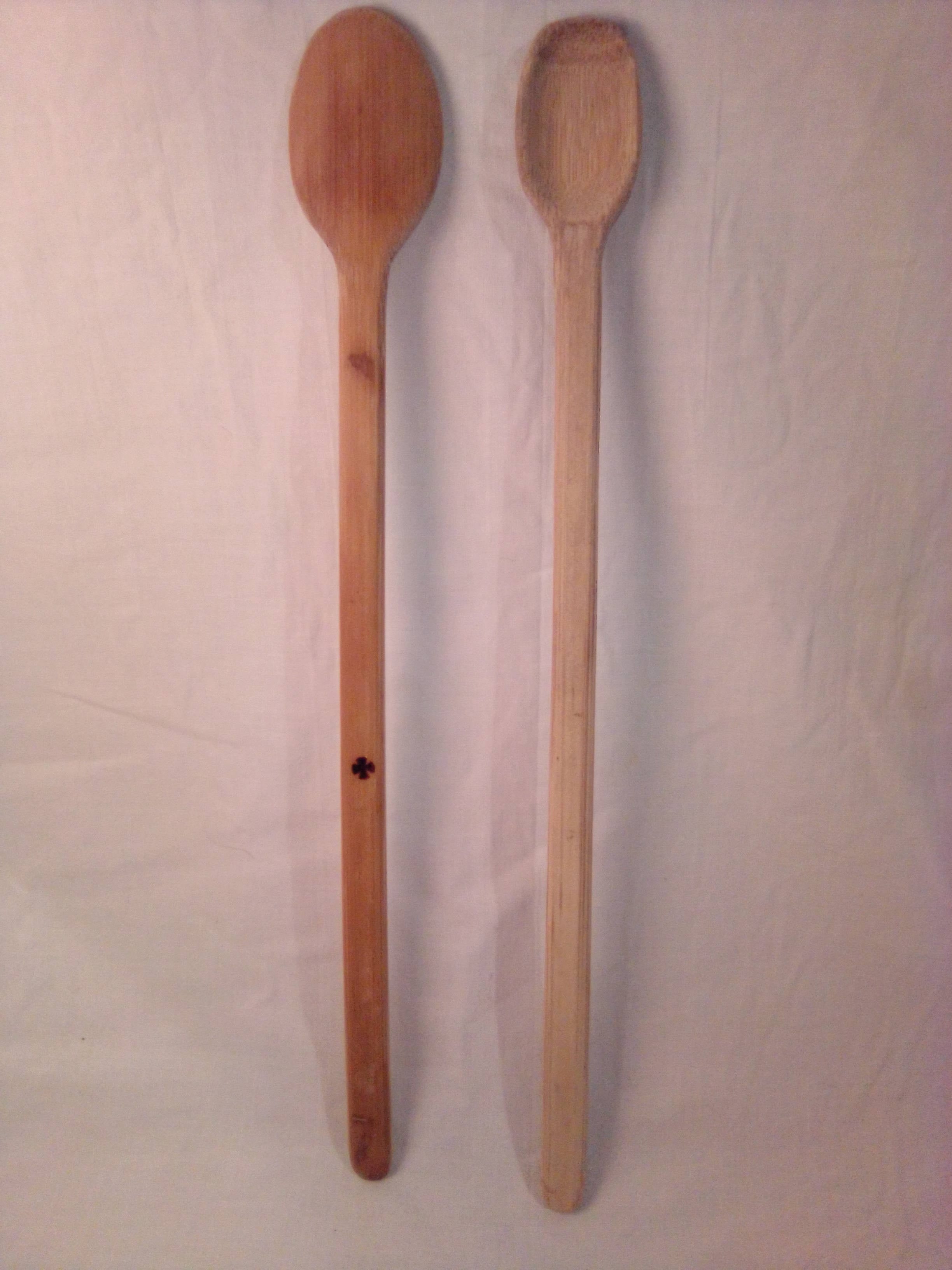 Fne cuillère artisanale en bambou vert de 30 cm, pelée et estampillée d'une croix