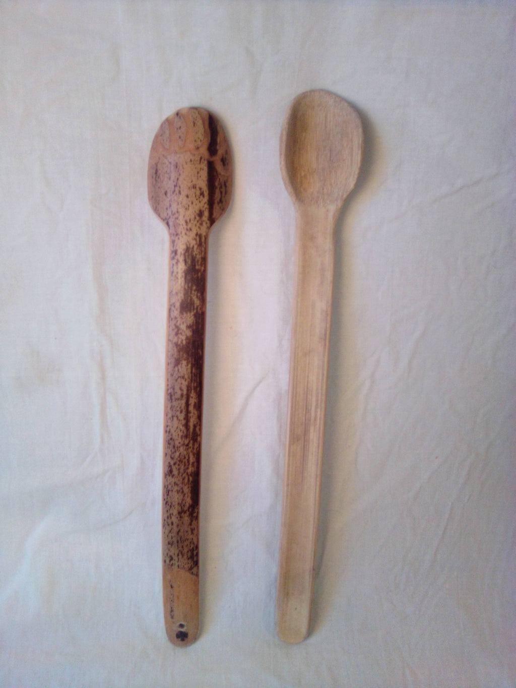 Fine cuillère en bambou noir de 26 cm, naturellement dessinée et son estampille en croix