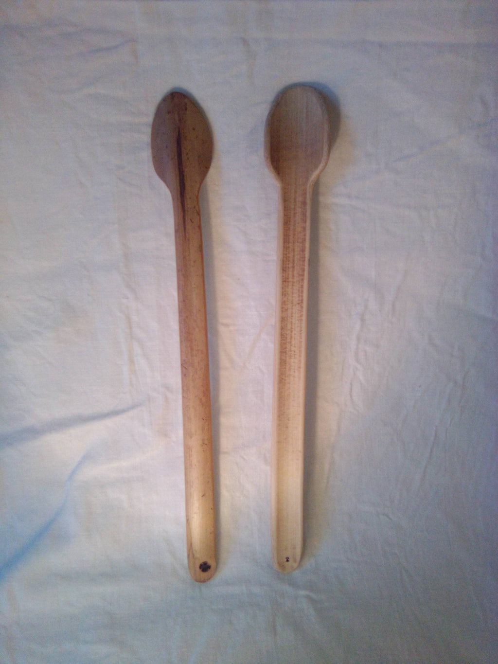Fine cuillère en bambou vert artisanale de 26 cm et son estampille en croix