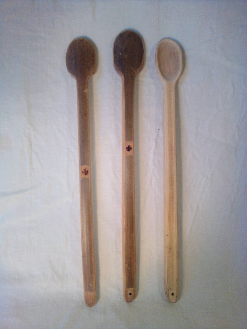 Fine cuillère en bambou vert artisanale de 27 cm, pafaitement creusée, estampille en croix