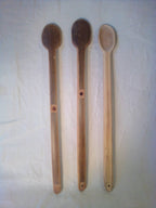 Fine cuillère en bambou vert artisanale de 27 cm, pafaitement creusée, estampille en croix