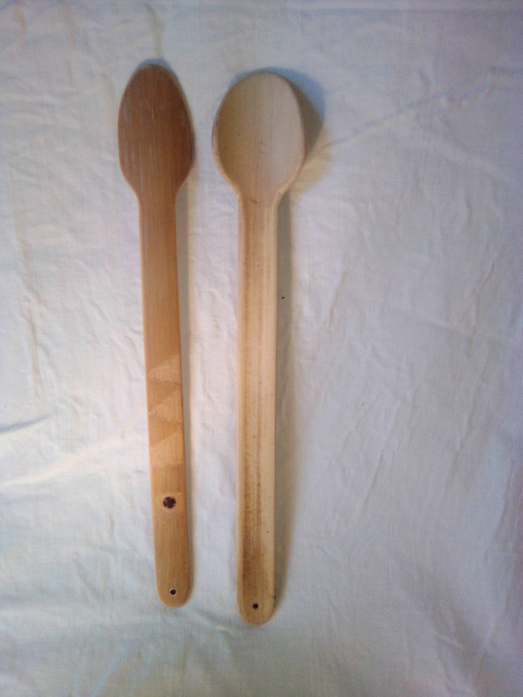 Fine cuillère en bambou vert artisanale de 27 cm, pelée et estampillée d'une croix