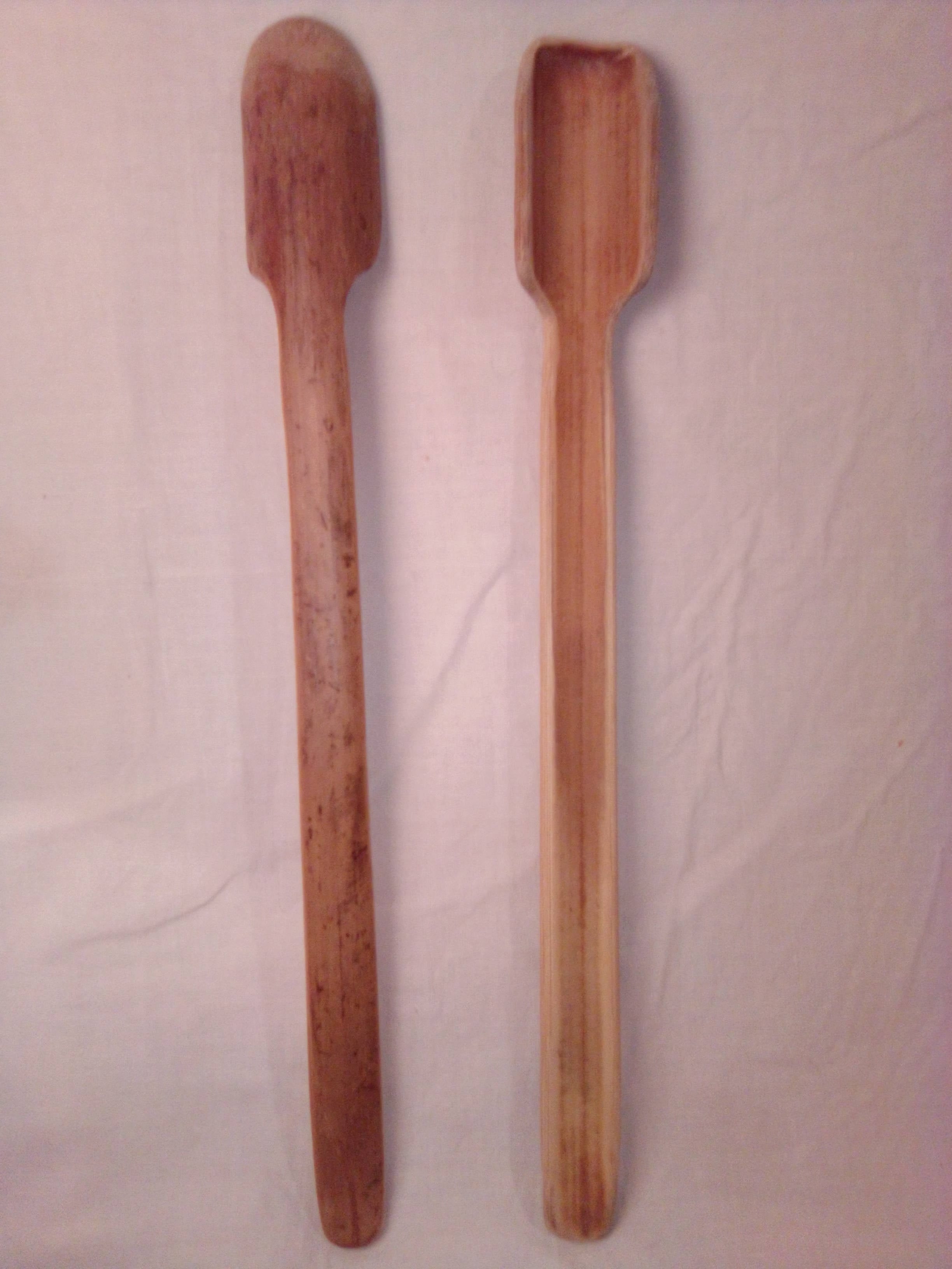 Fine cuillère en bambou vert de 25 cm taillée dans le noeud