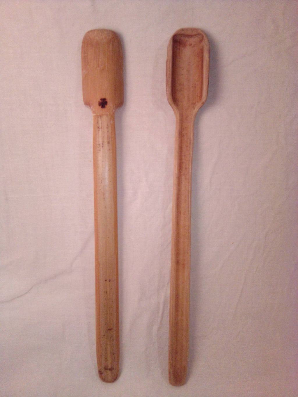 Fine cuillère en bambou vert de 25 cm taillée dans le noeud et estampillée
