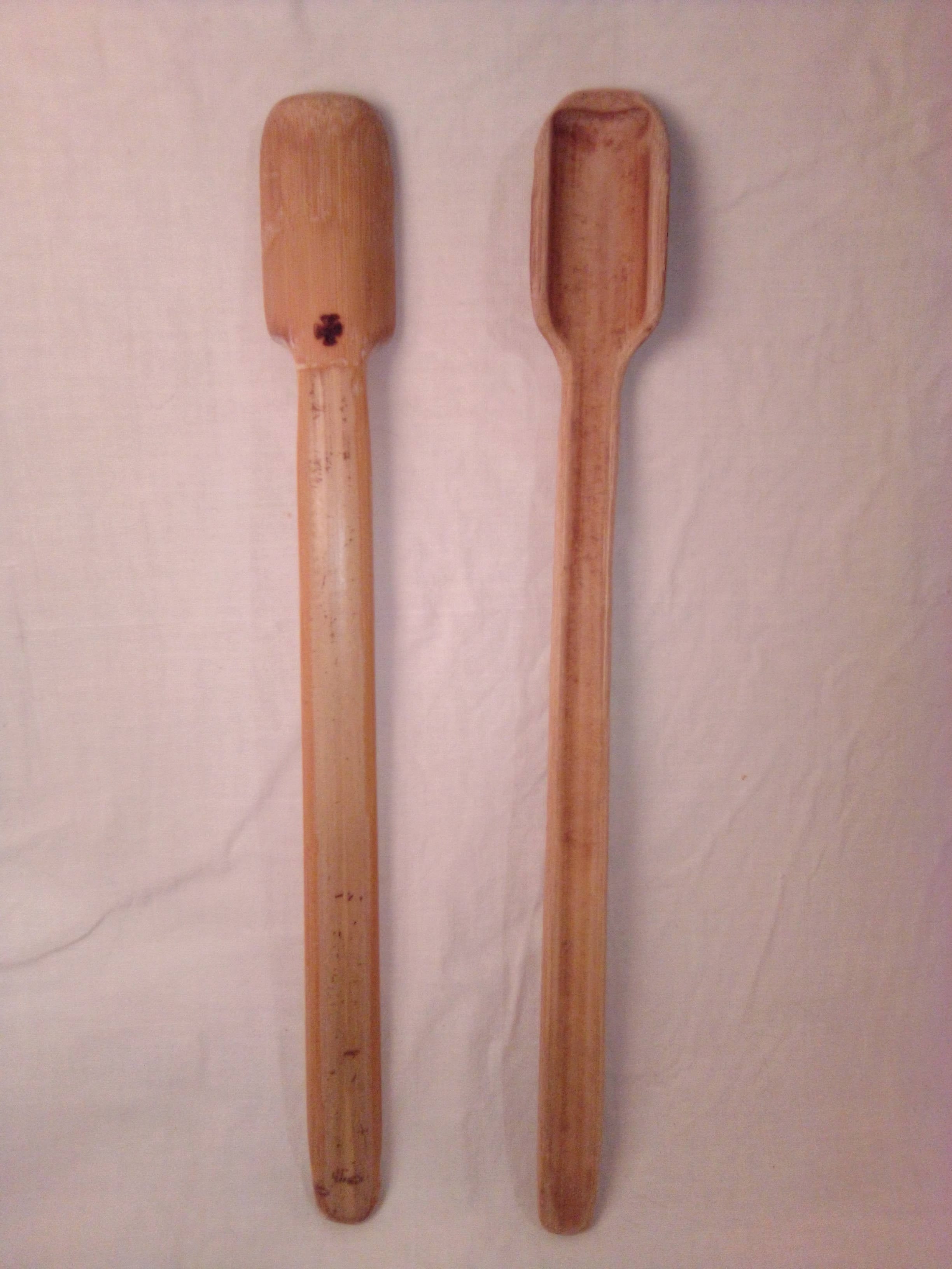 Fine cuillère en bambou vert de 25 cm taillée dans le noeud et estampillée