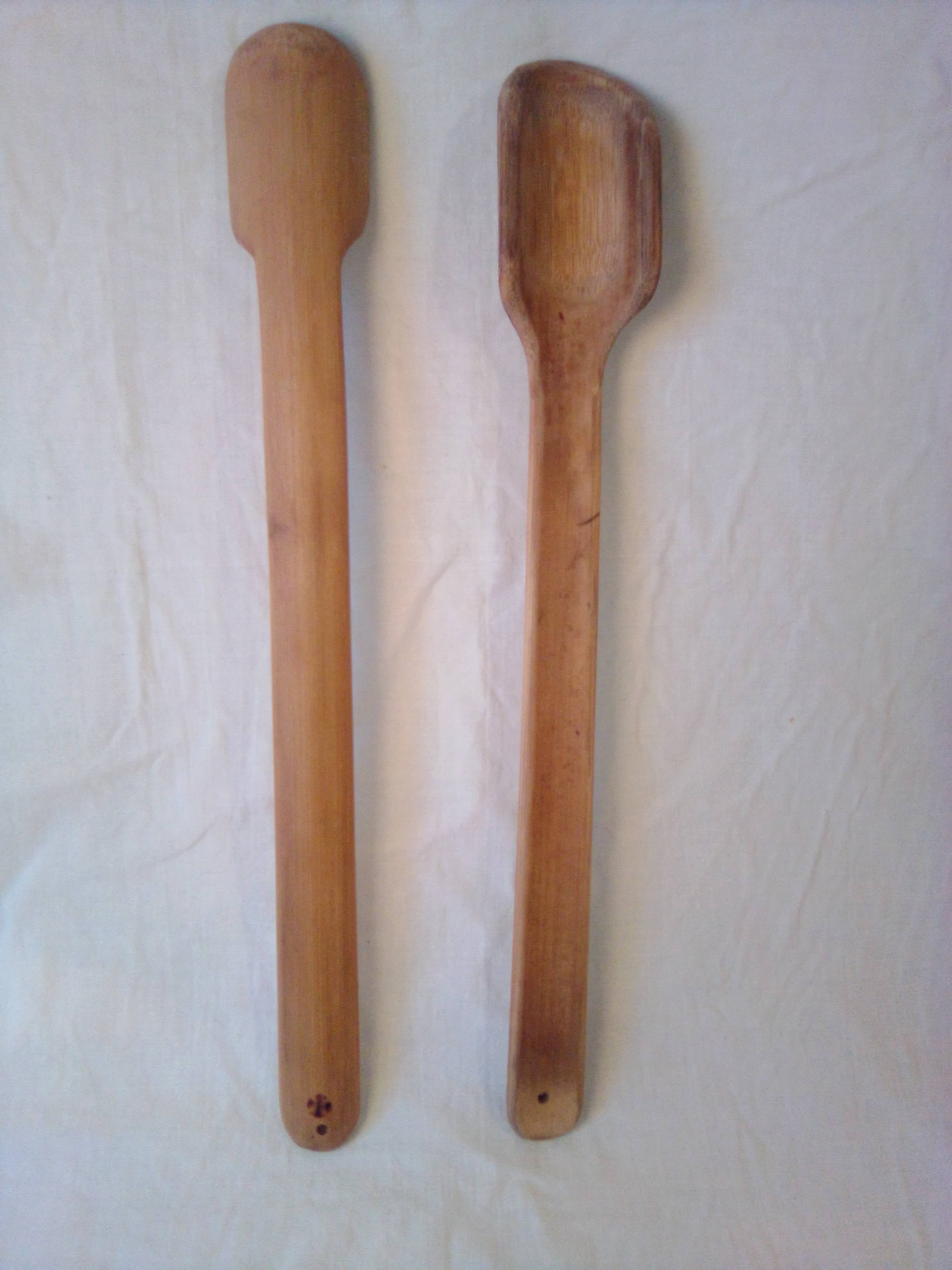 Fine cuillère en bambou vert de 26 cm, pelée et son estampille en croix