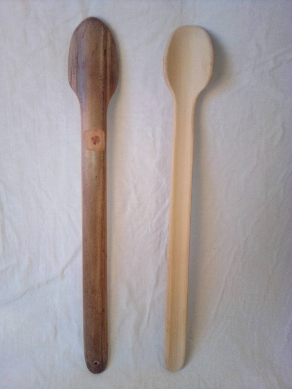 Fine cuillère en bambou vert de 26 cm estampilée d'une croix
