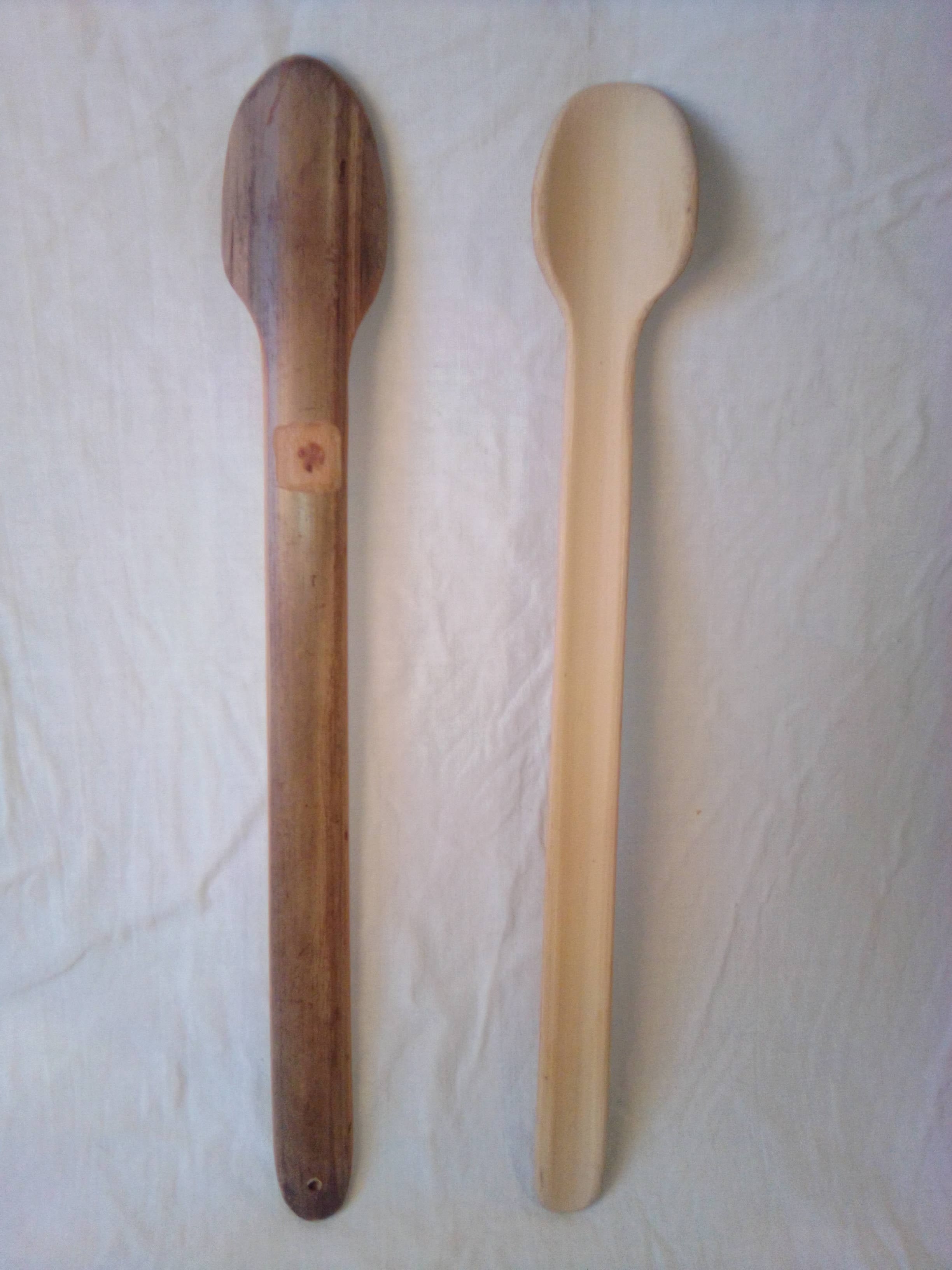 Fine cuillère en bambou vert de 26 cm estampilée d'une croix