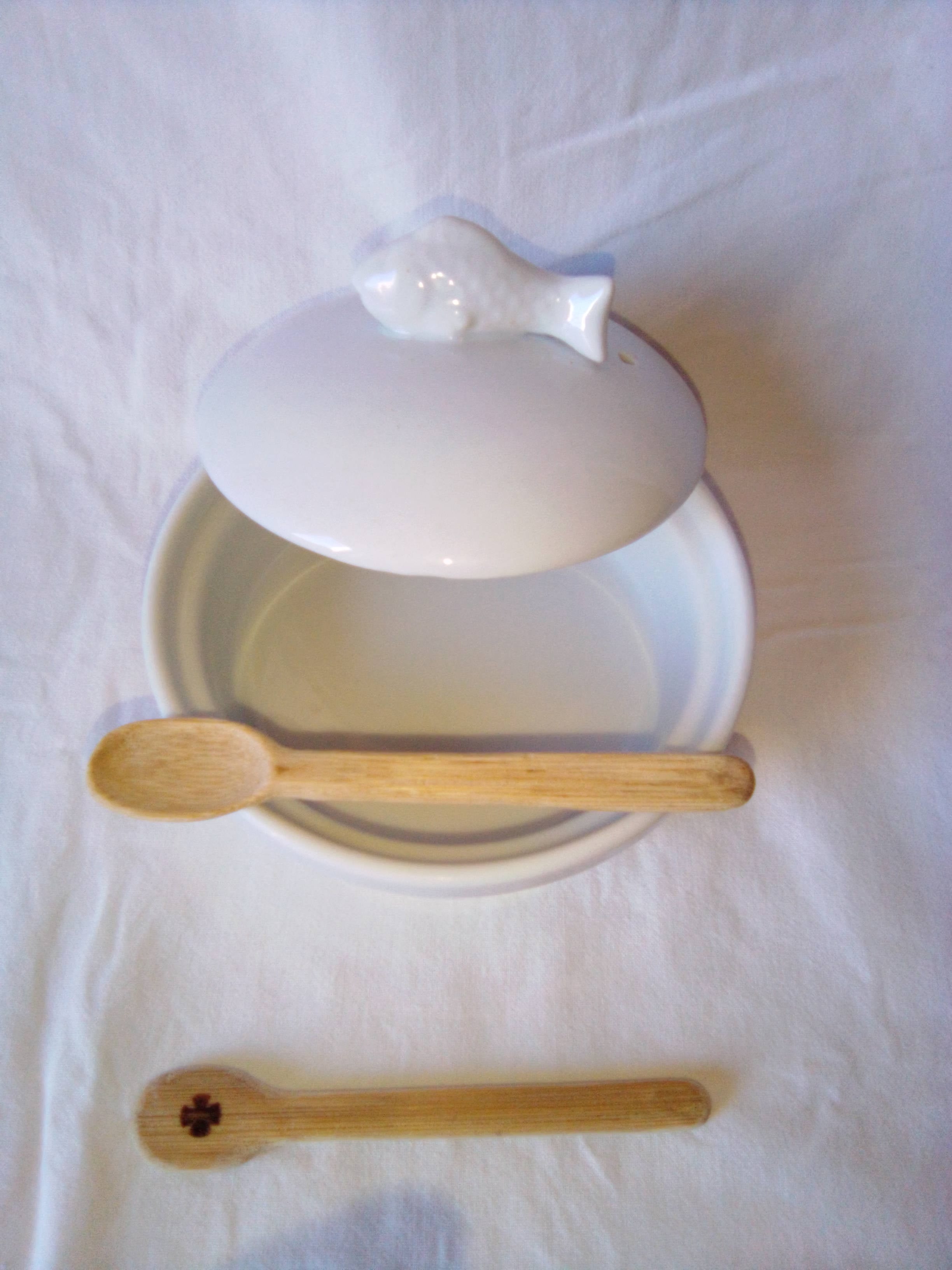Fine petite cuillère en bambou vert pelée et estampillée de 9 cm