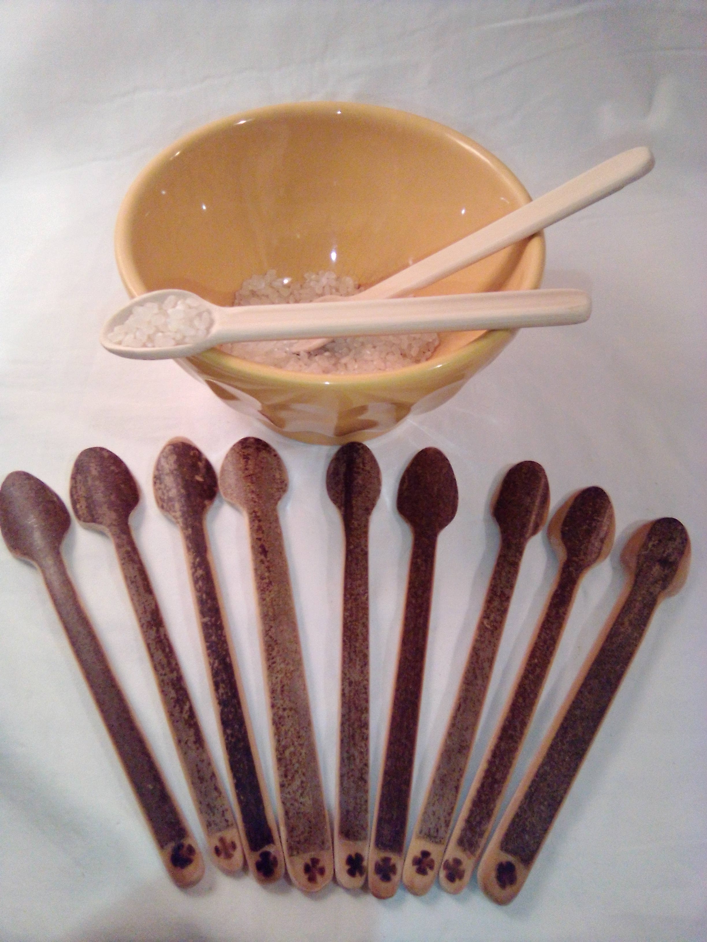 Fine petite cuillère en bambou noir artisanale de 14 cm et son estampille en croix