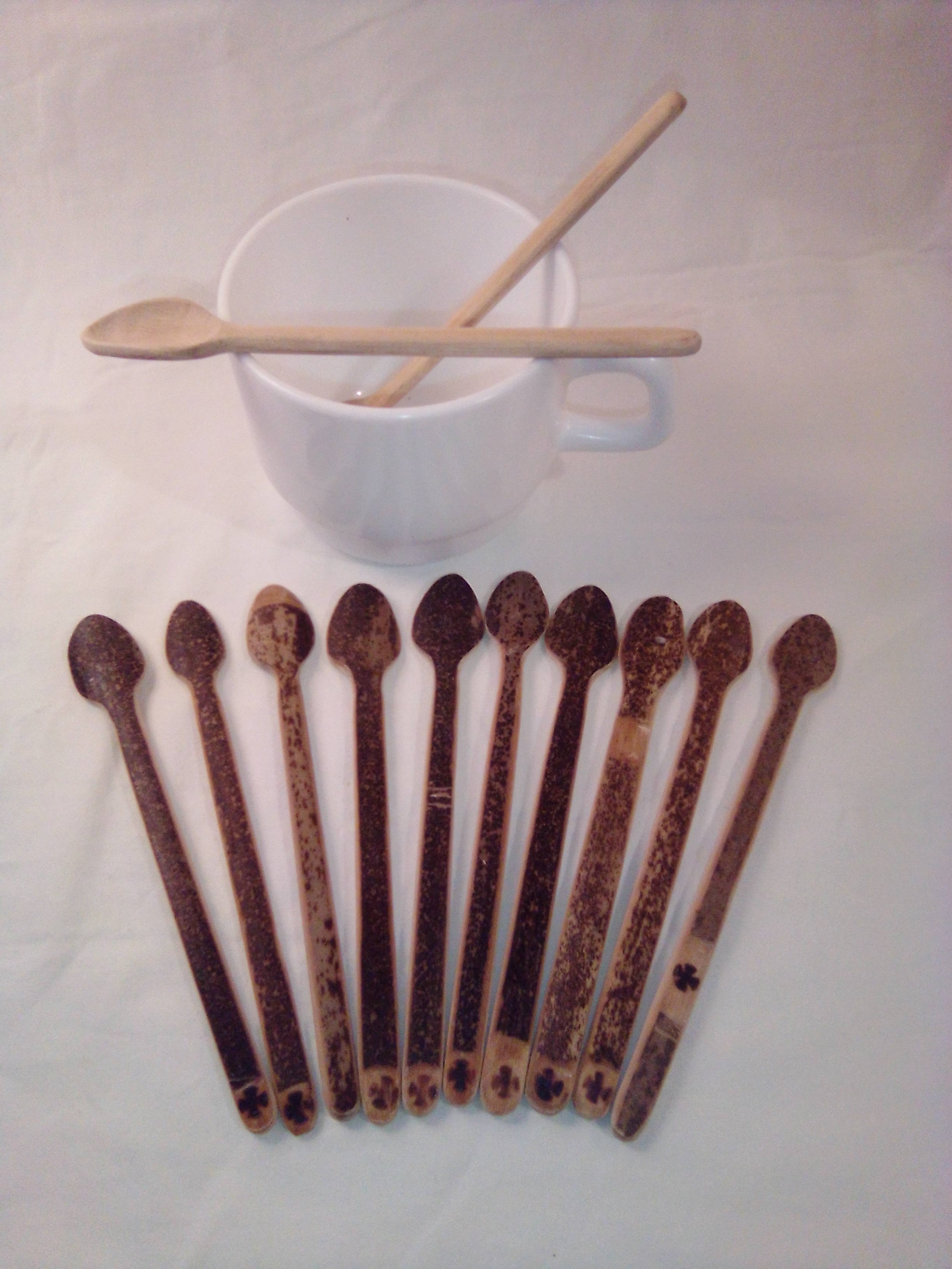 Fine petite cuilère en bambou noir et son estampille 13 cm