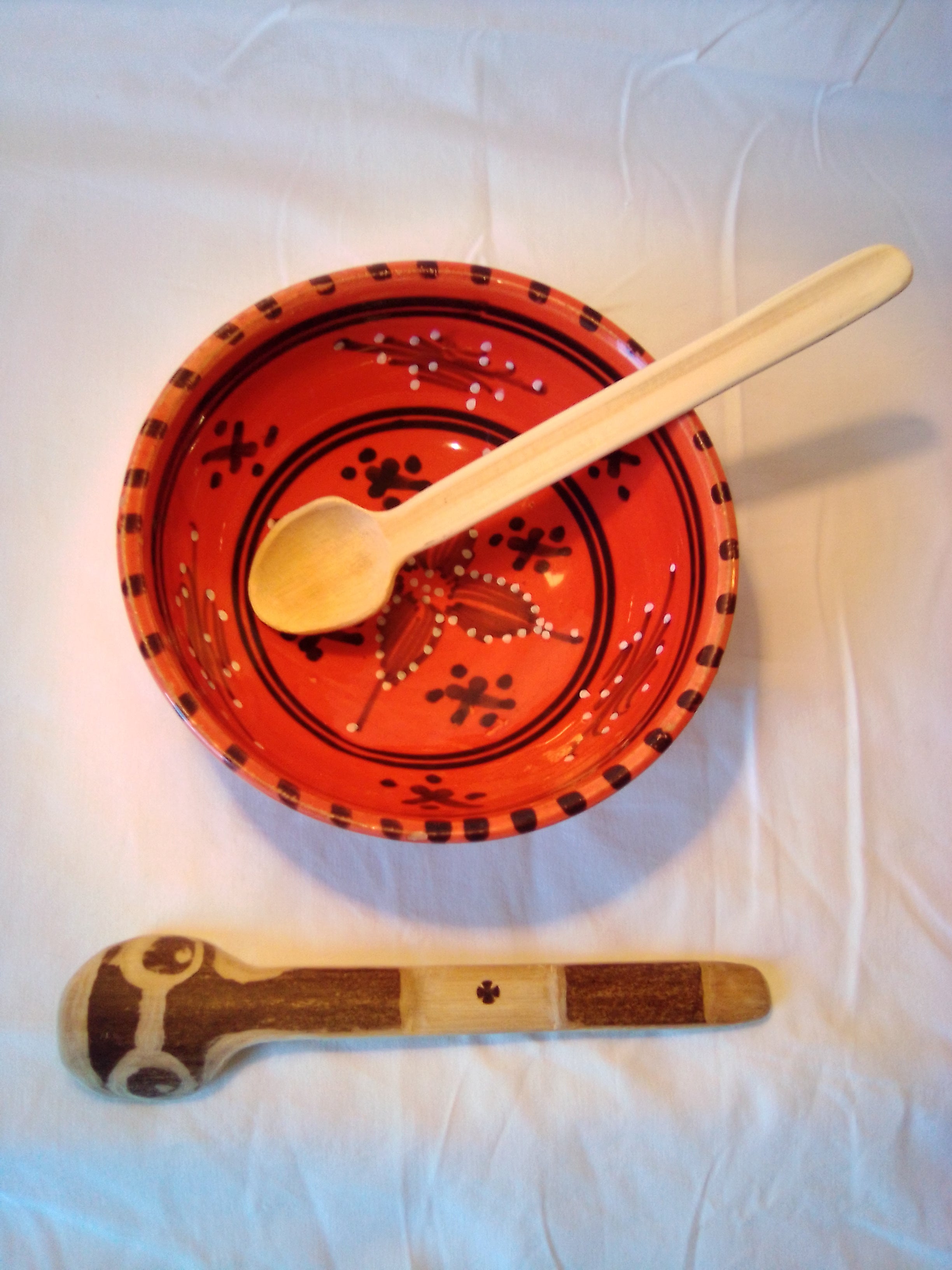 Grosse cuillère  soupe en bambou noir artisanale de 19 cm, dessin poisson, estampillée d'une croix