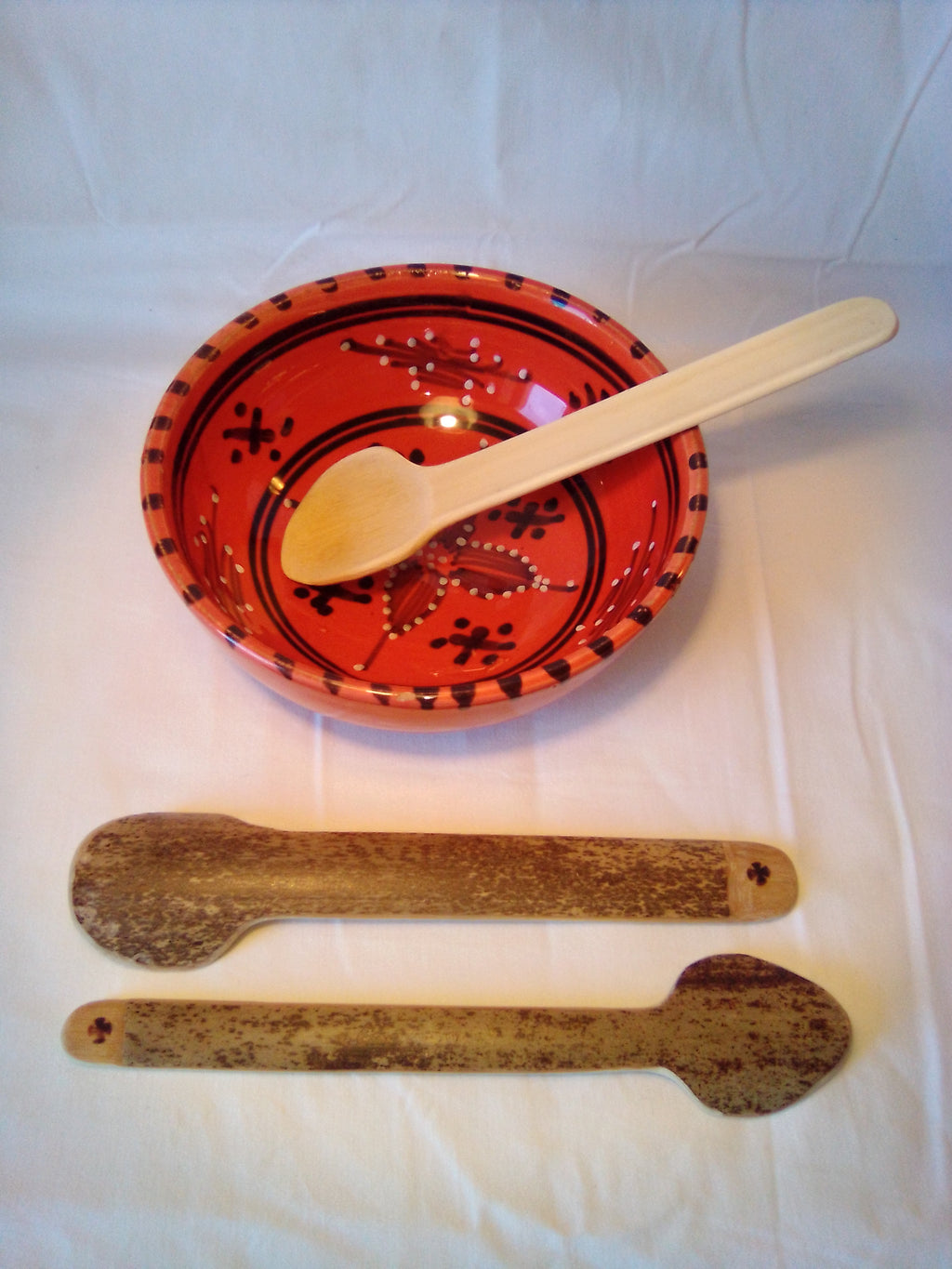 Grosse cuilère à soupe en bambou noir artisanale de 19 cm, estampillée d'une croix