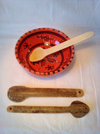 Grosse cuilère à soupe en bambou noir artisanale de 19 cm, estampillée d'une croix