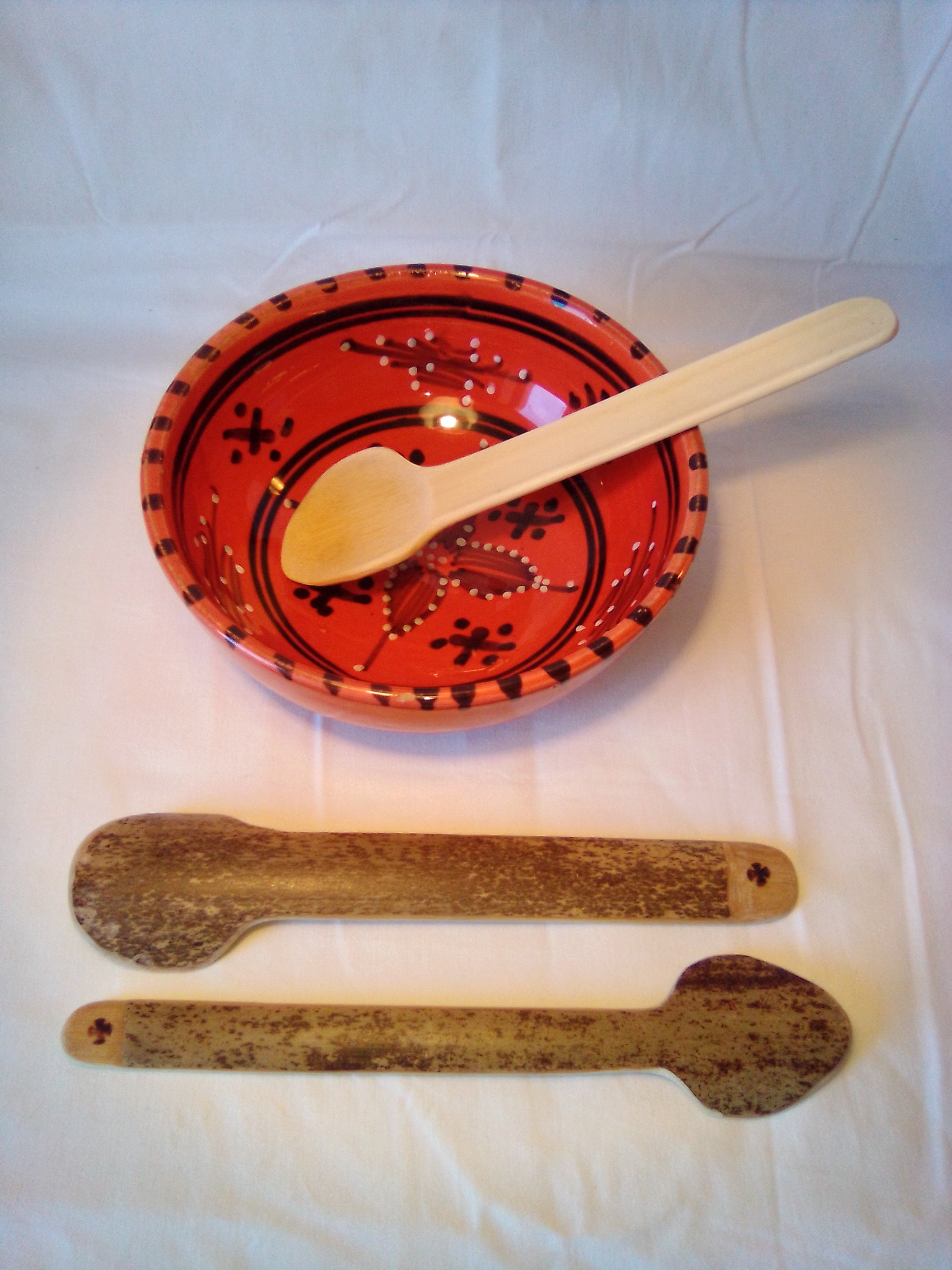 Grosse cuilère à soupe en bambou noir artisanale de 19 cm, estampillée d'une croix