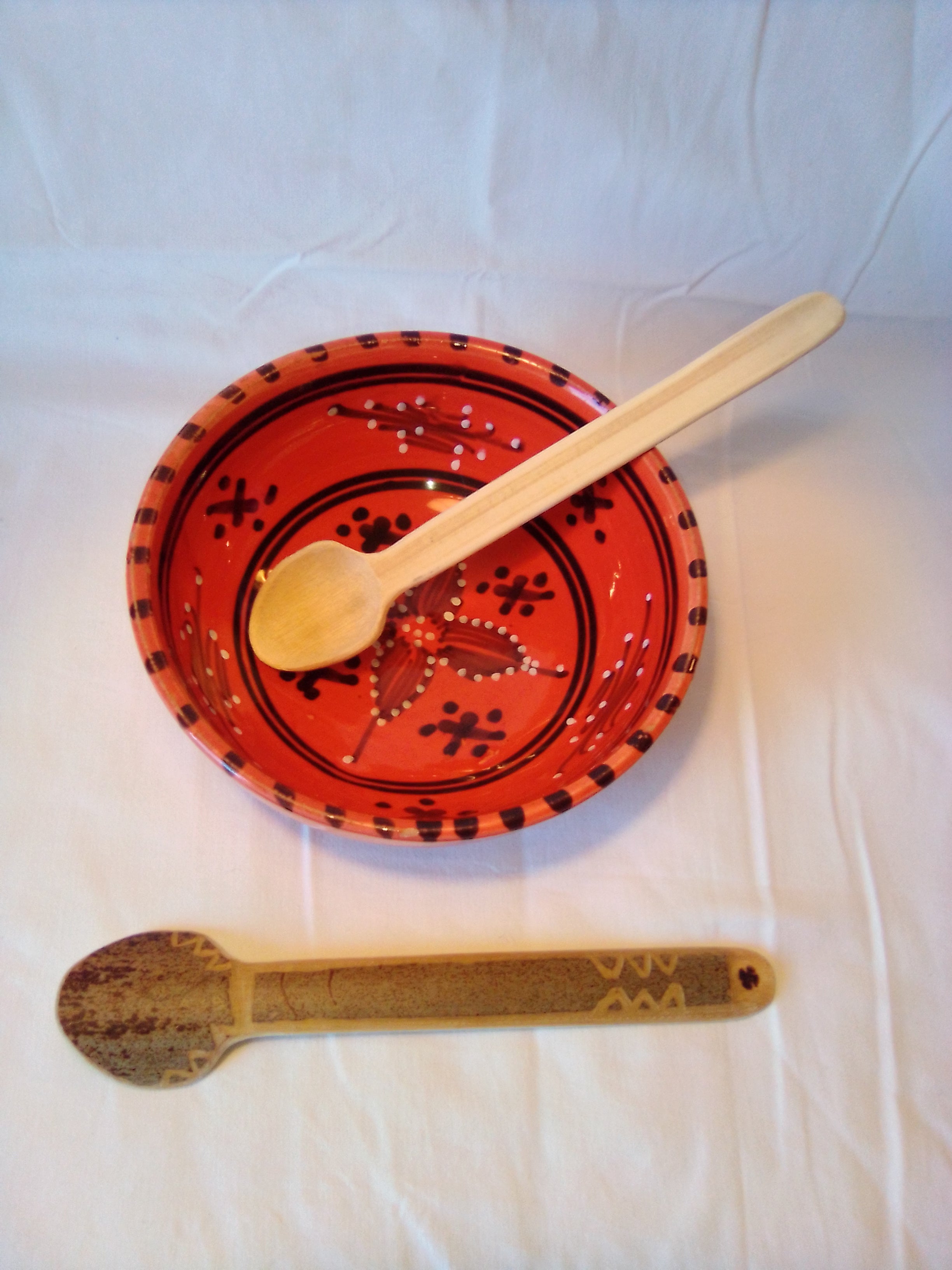 Grose cuillère à soupe en bambou noir artisanale de 19 cm, finement dessinée, estampillée d'une croix