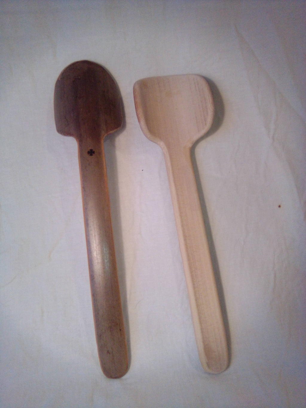 Grosse cuillère artisanale en bambou vert de 27 cm et son estampille en croix