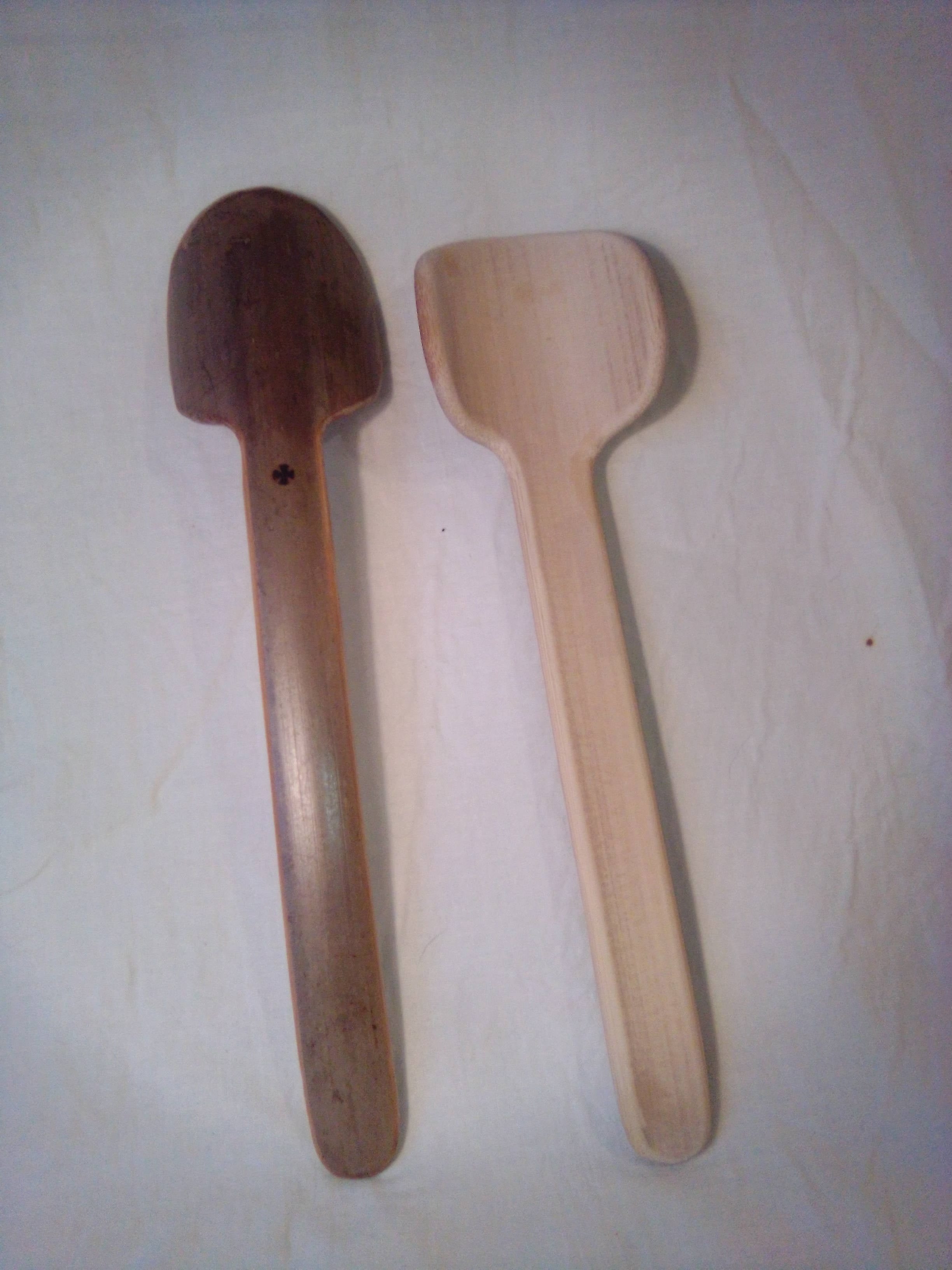 Grosse cuillère artisanale en bambou vert de 27 cm et son estampille en croix