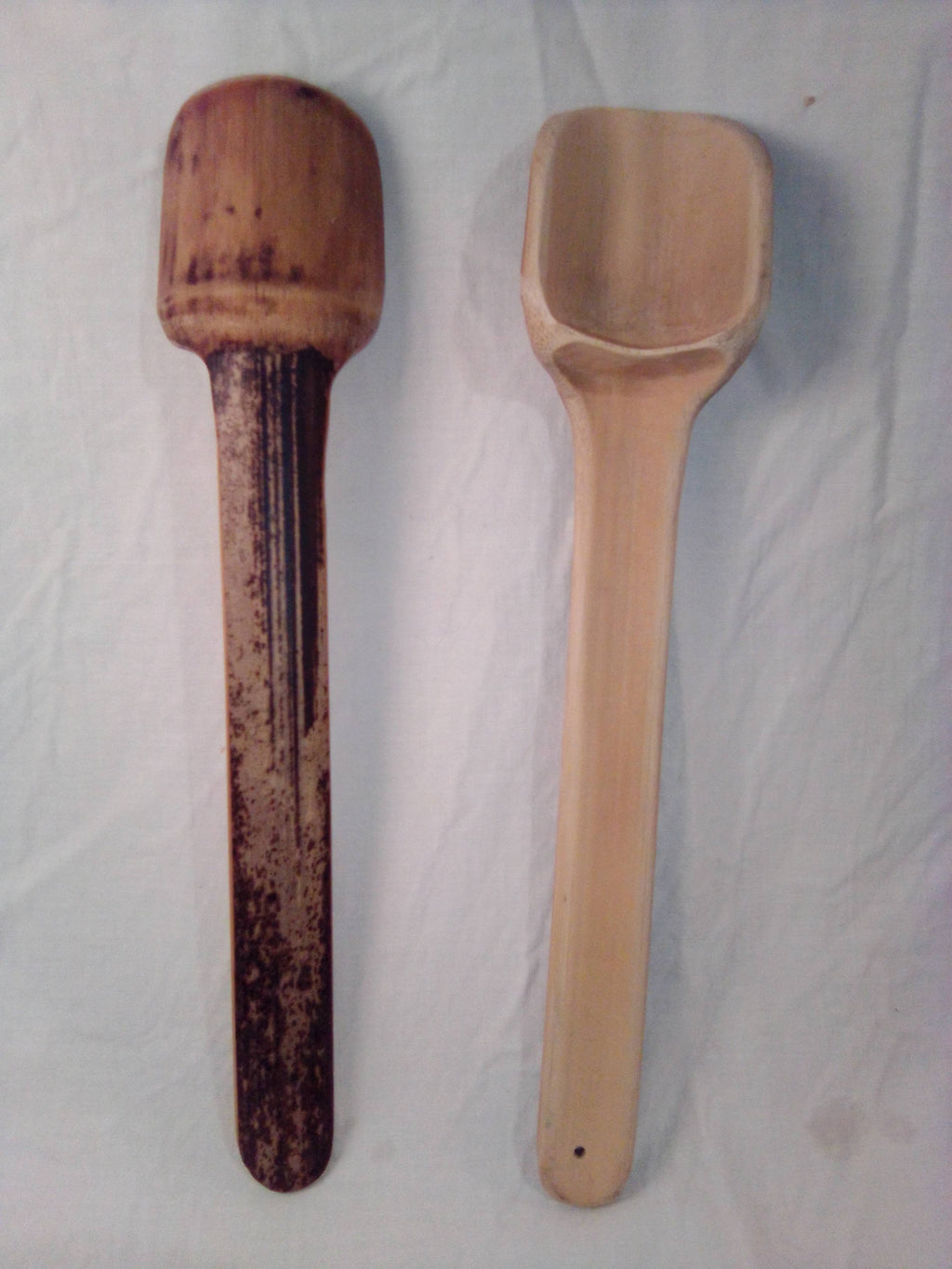 Grosse cuillère en bambou noir de 25 cm en pelle taillée dand le noeud