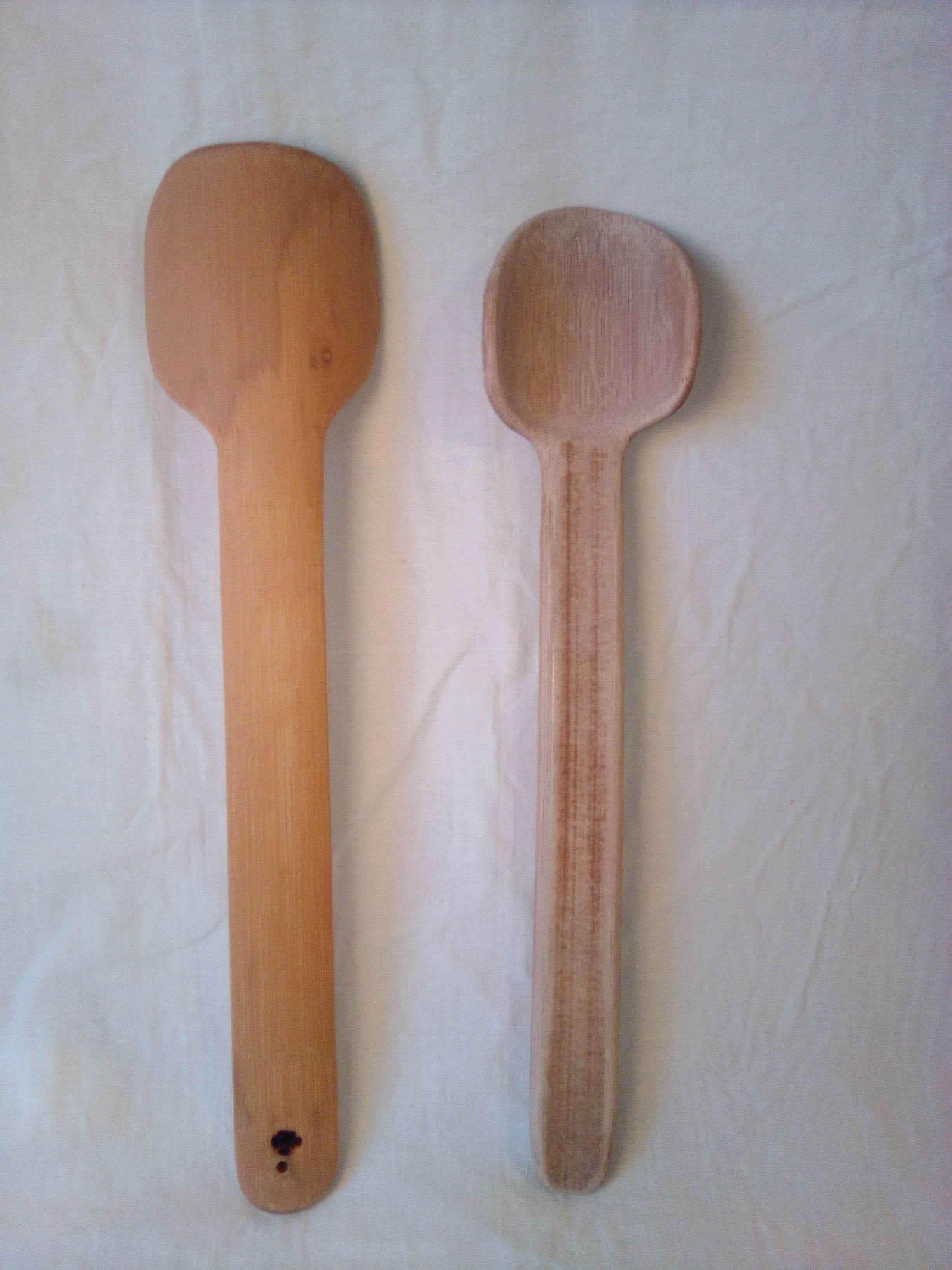 Grosse cuillère en bambou vert de 26 cm, pelée et son estampille en croix