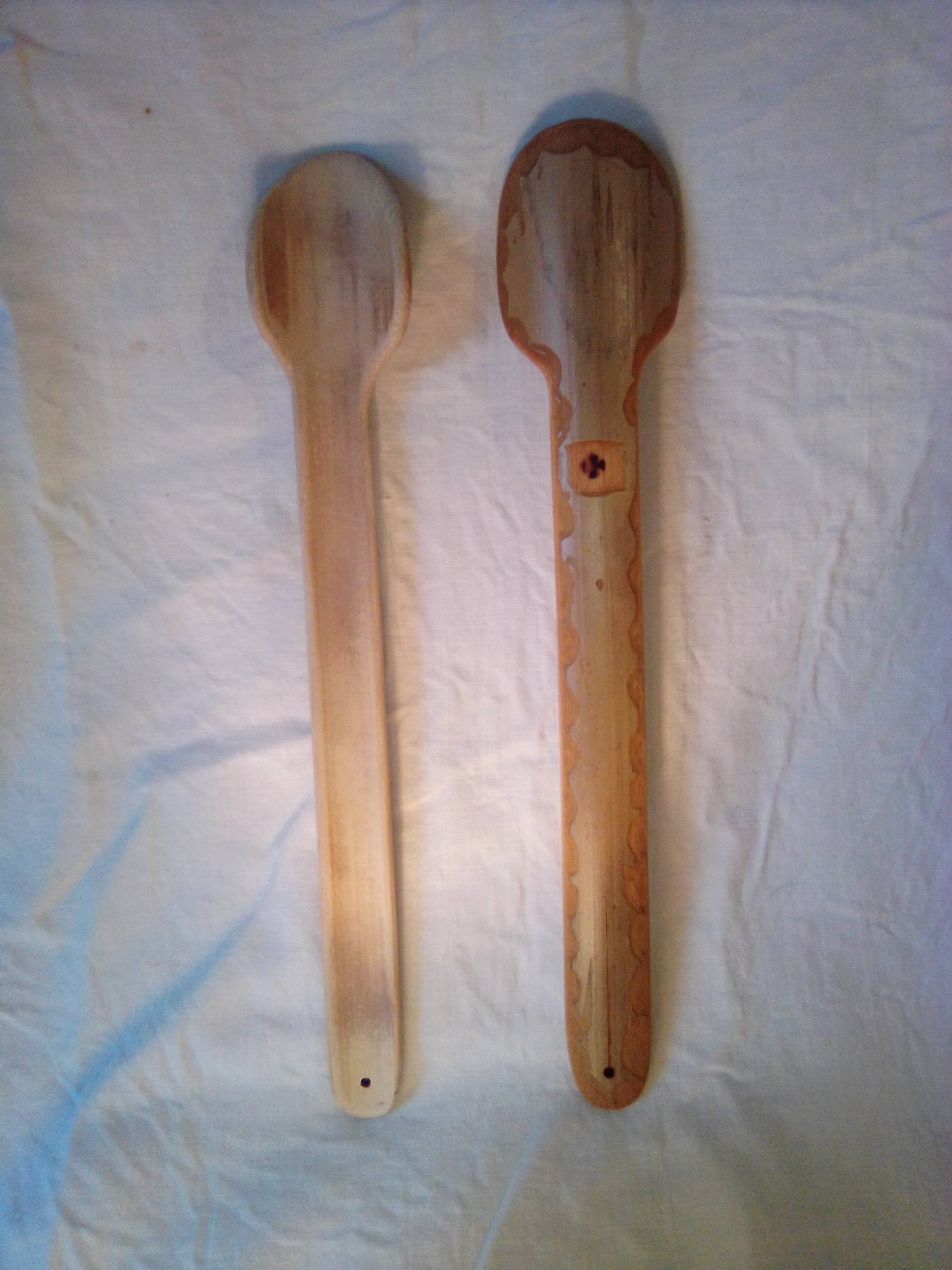 Grosse cuillère artisanale en bambou vert de 27 cm, dessin dentelle et son estampille en croix