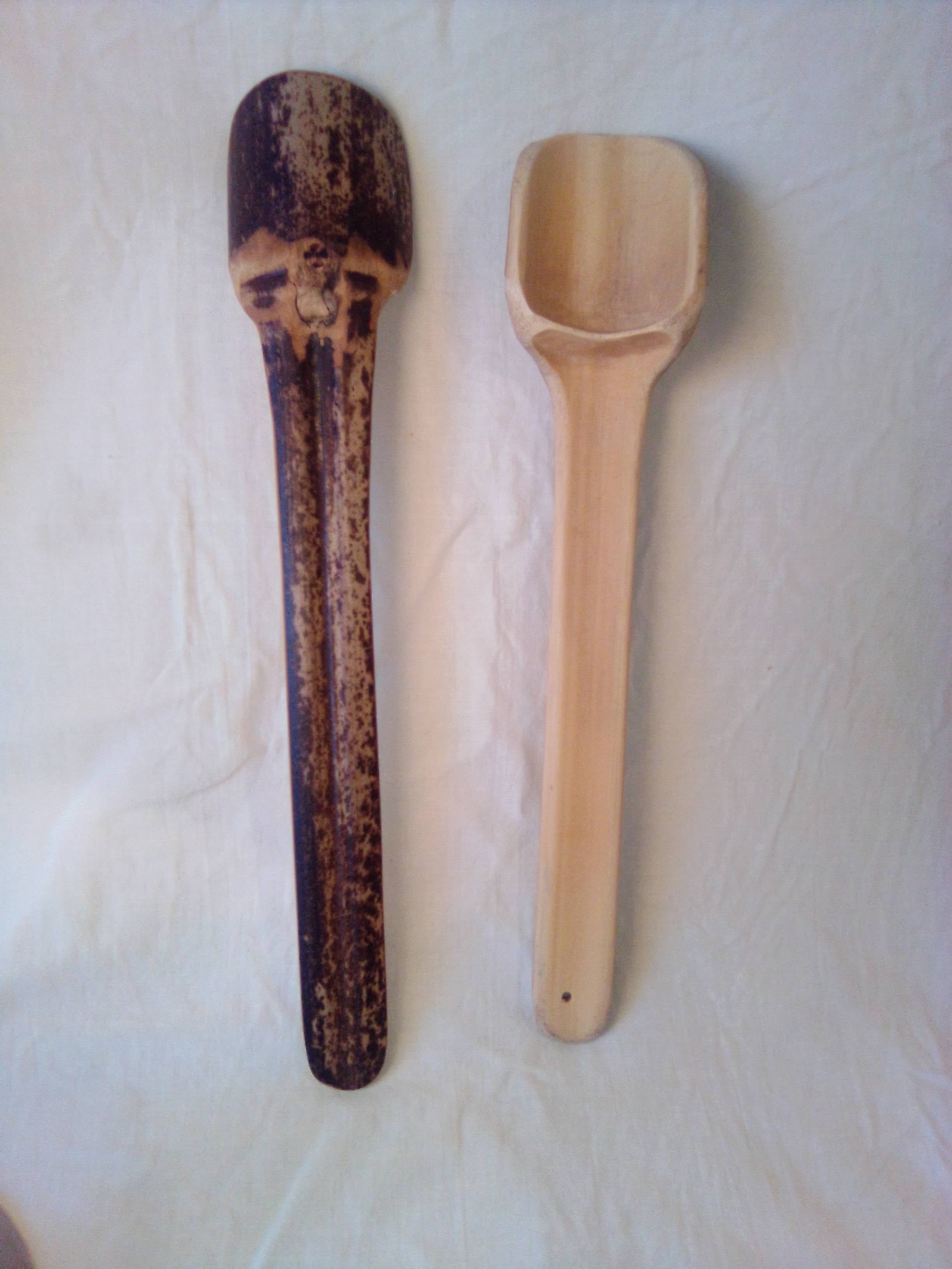 Grosse cuillère pelle en bambou noir artisanale de 26 cm, taillée dans le noeud