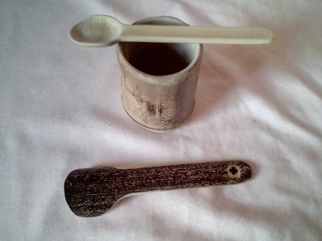 Petite cuillère en bambou noir artisanale  de 13 cm estampille de la croix