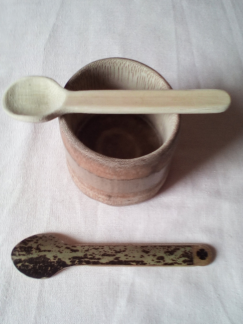 Grosse petite cuillère en bambou noir artisanale de 10 cm estampillée d'une croix