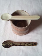 Grosse petite cuillère en bambou noir artisanale de 10 cm estampillée d'une croix