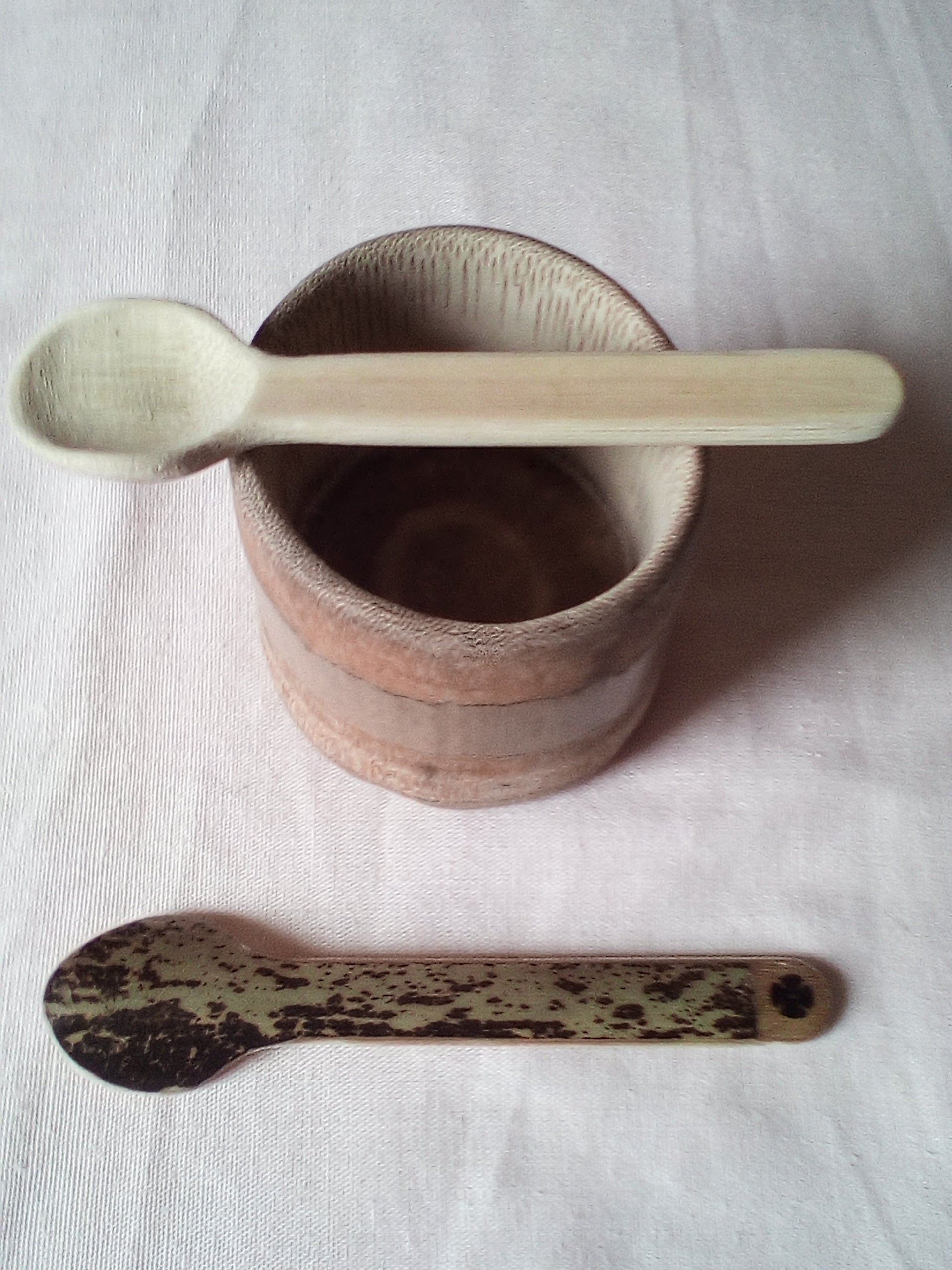 Grosse petite cuillère en bambou noir artisanale de 10 cm estampillée d'une croix