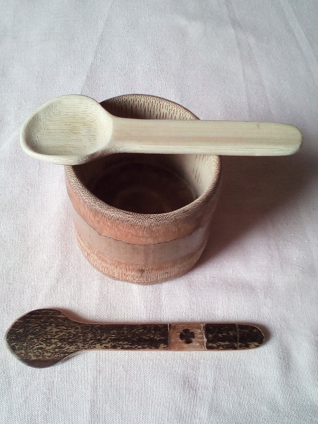 Grosse petite cuillère en bambou noir artisanale de 10 cm, estampillée d'une croix