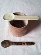 Grosse petite cuillère en bambou noir artisanale de 10 cm, estampillée d'une croix