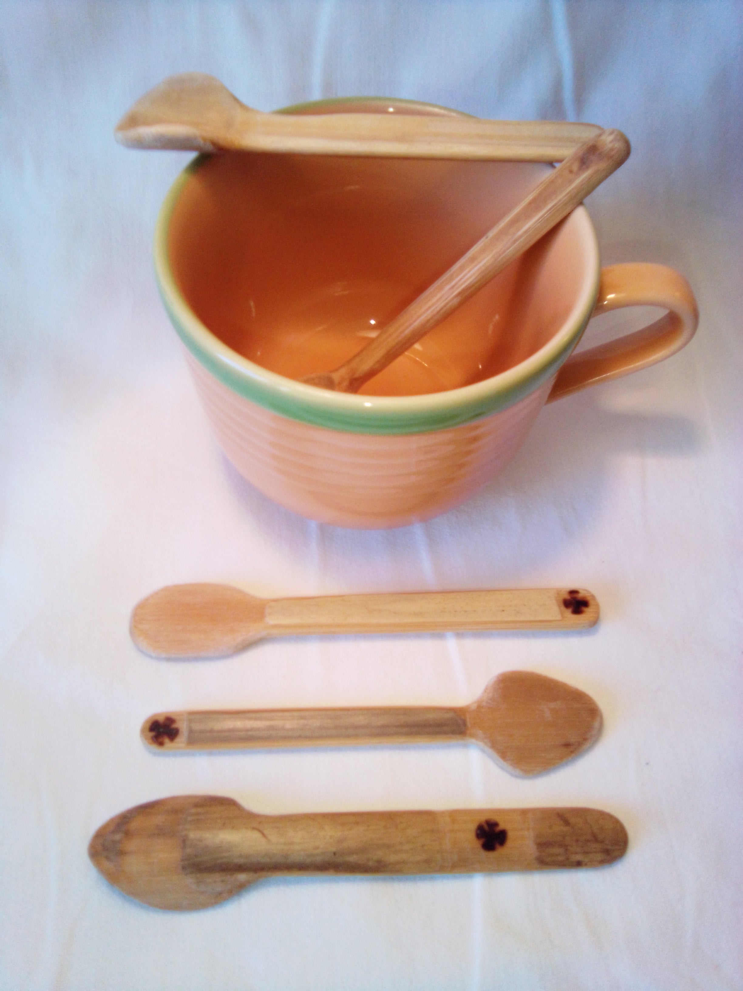 grosse petite cuillere en bambou vert artisanale de 10 cm, tête pelée, estampillée d'une croix