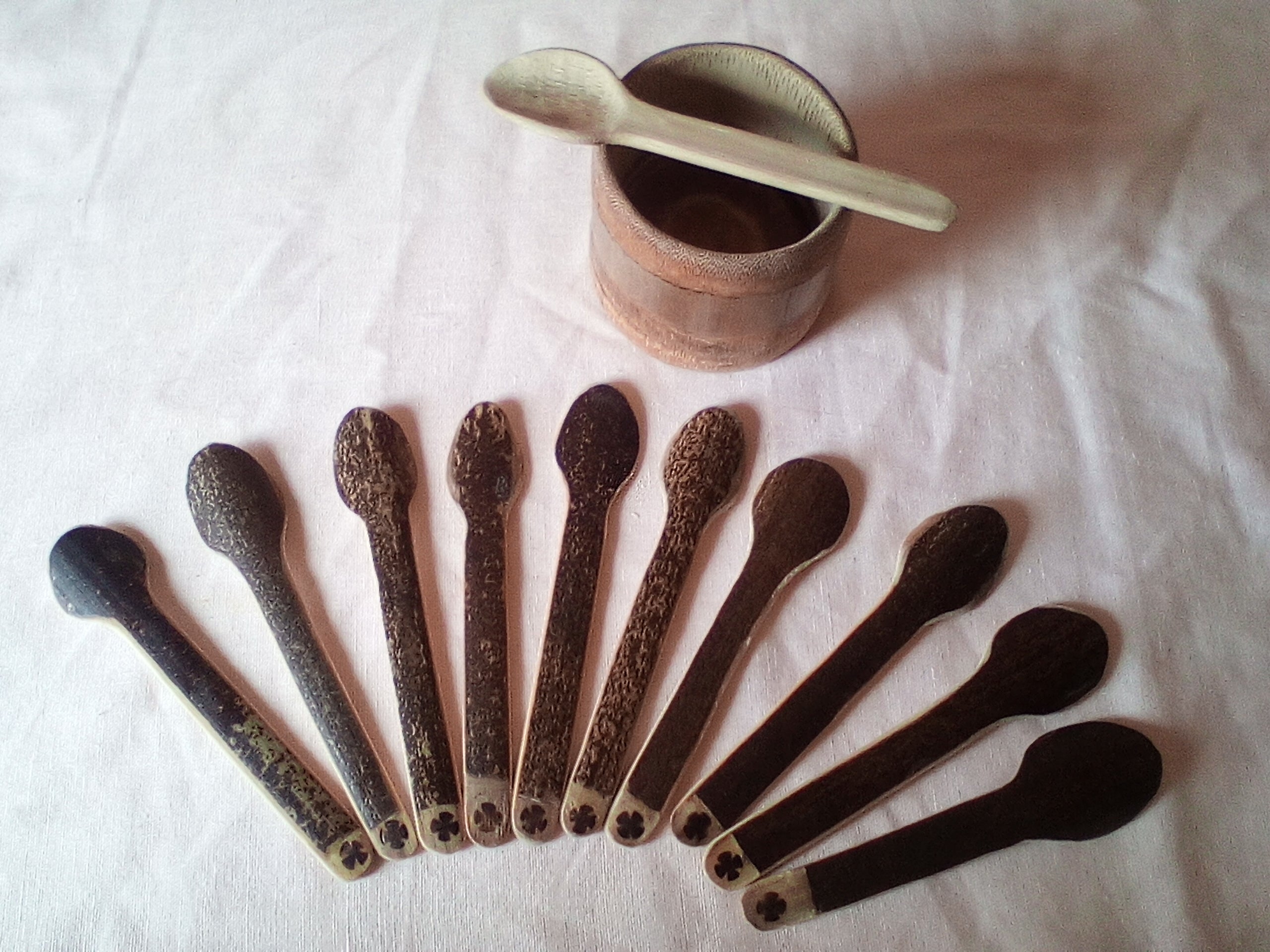 PETITES CUILLERES EN BAMBOU NOIR OU VERT ARTISANALES 10-11 cm