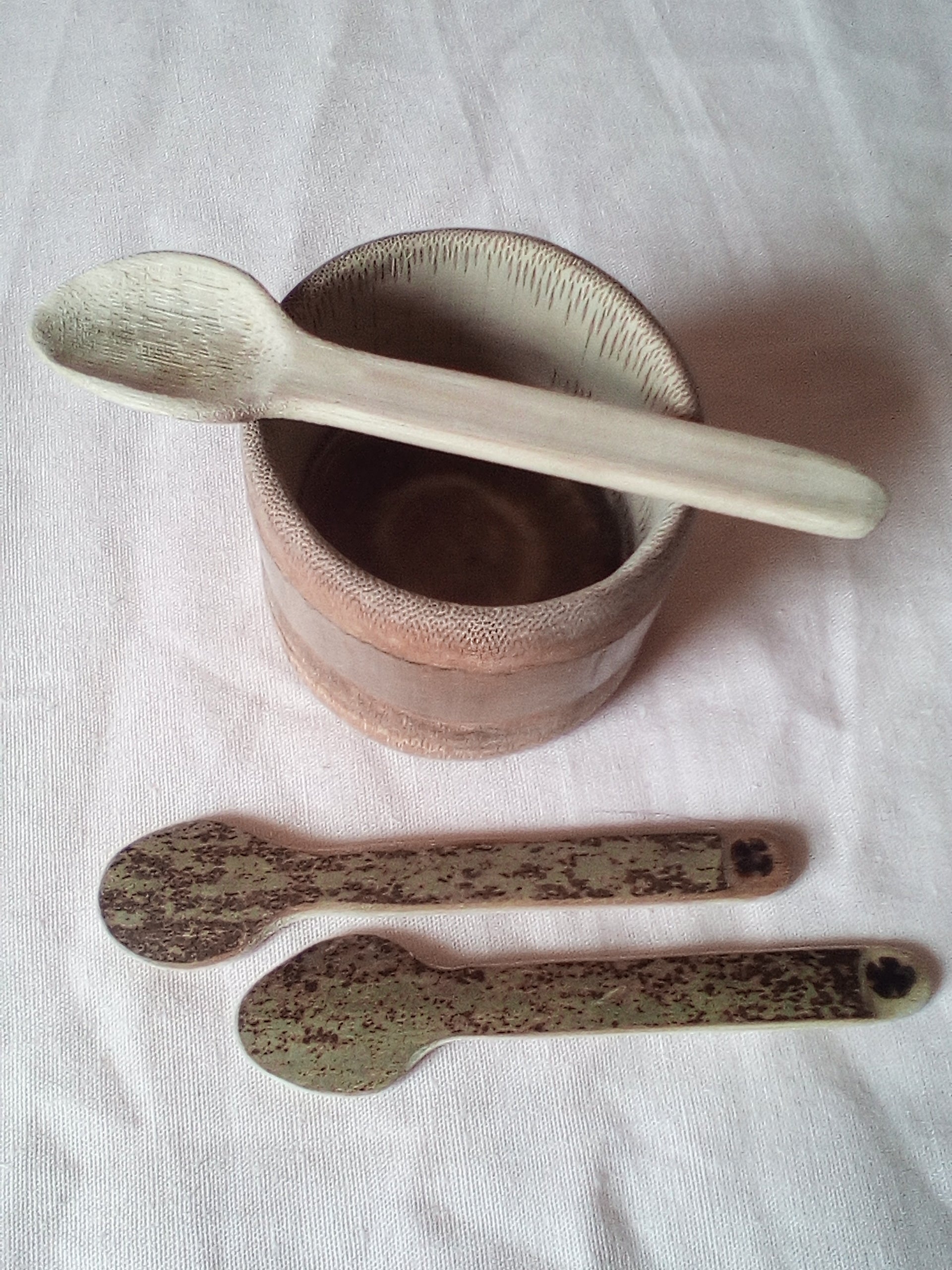 PETITES CUILLERES EN BAMBOU NOIR OU VERT ARTISANALES 10-11 cm