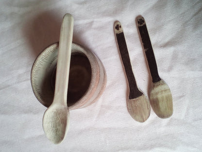 PETITES CUILLERES EN BAMBOU NOIR OU VERT ARTISANALES 10-11 cm