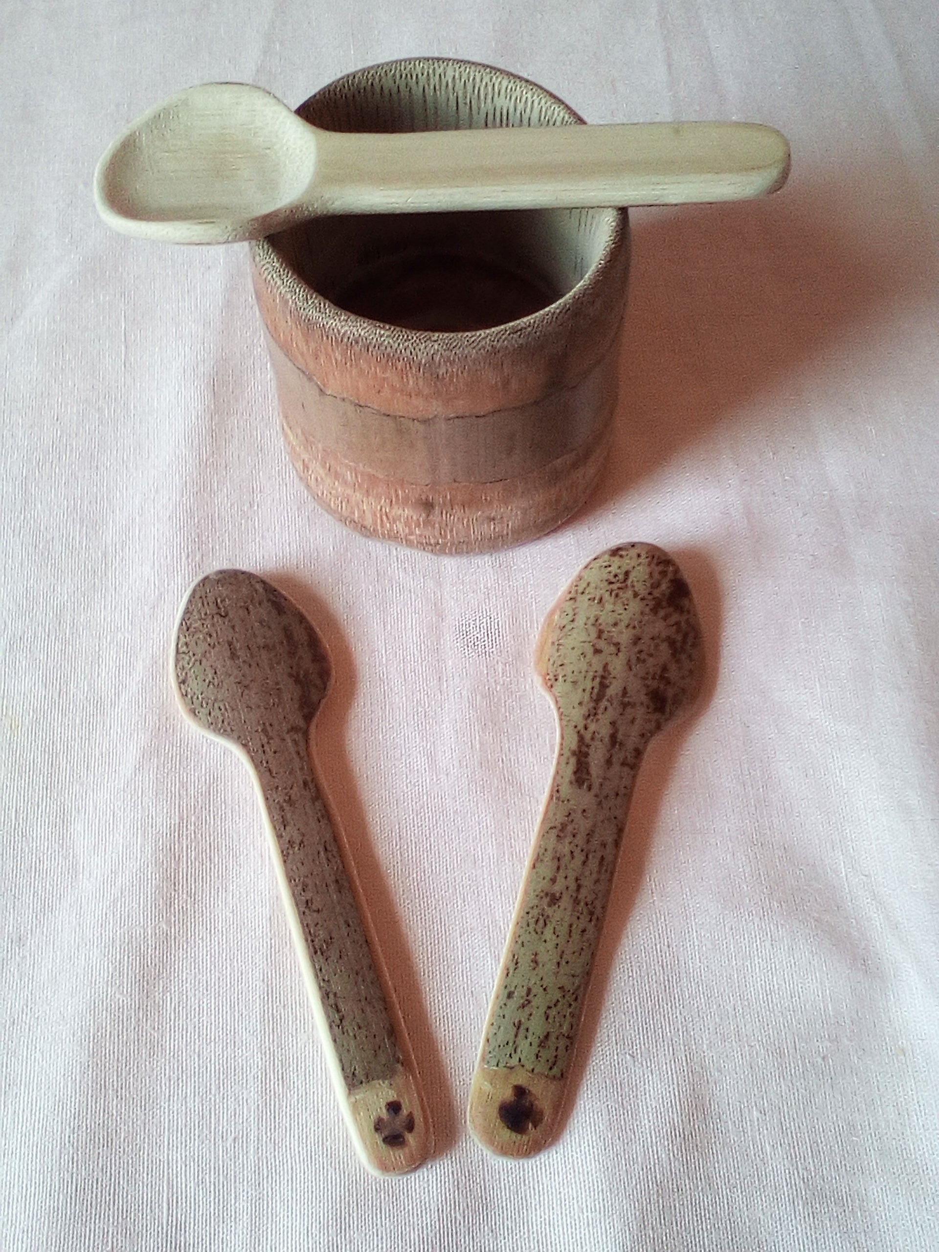 PETITES CUILLERES EN BAMBOU NOIR OU VERT ARTISANALES 10-11 cm